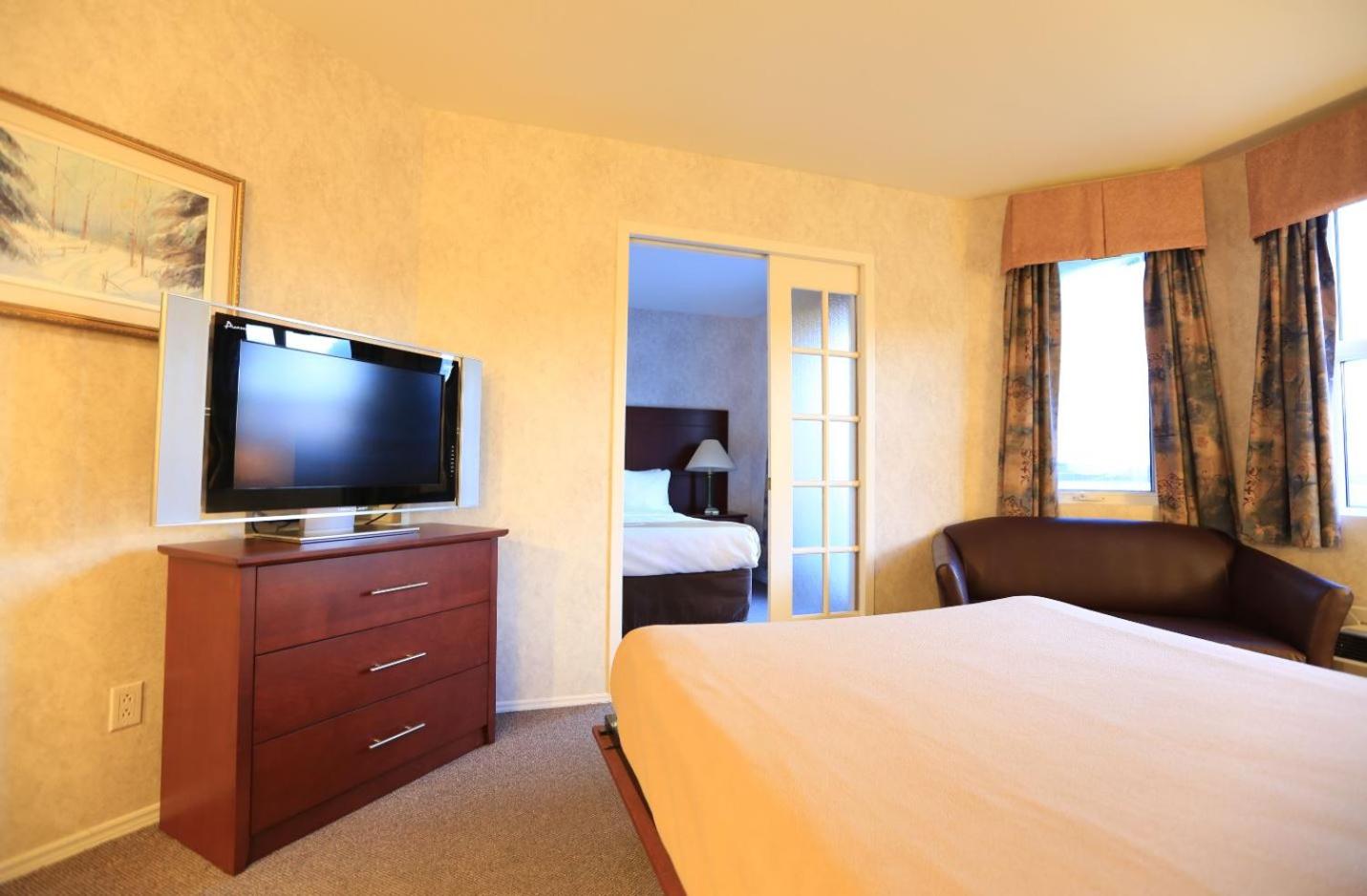 Queen Suite With Two Queen Beds - Non Smoking - Photo 3