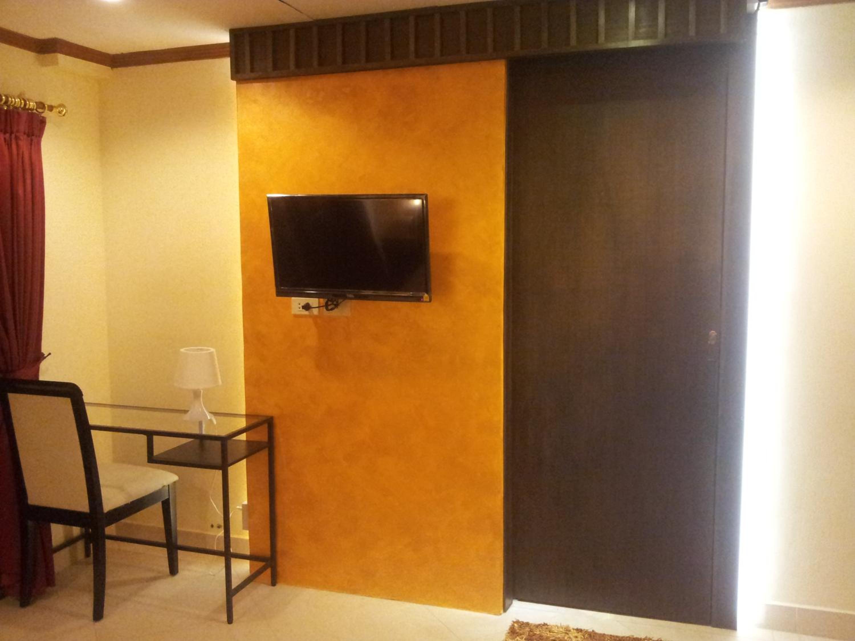 Queen Suite with Pool View - Photo 9