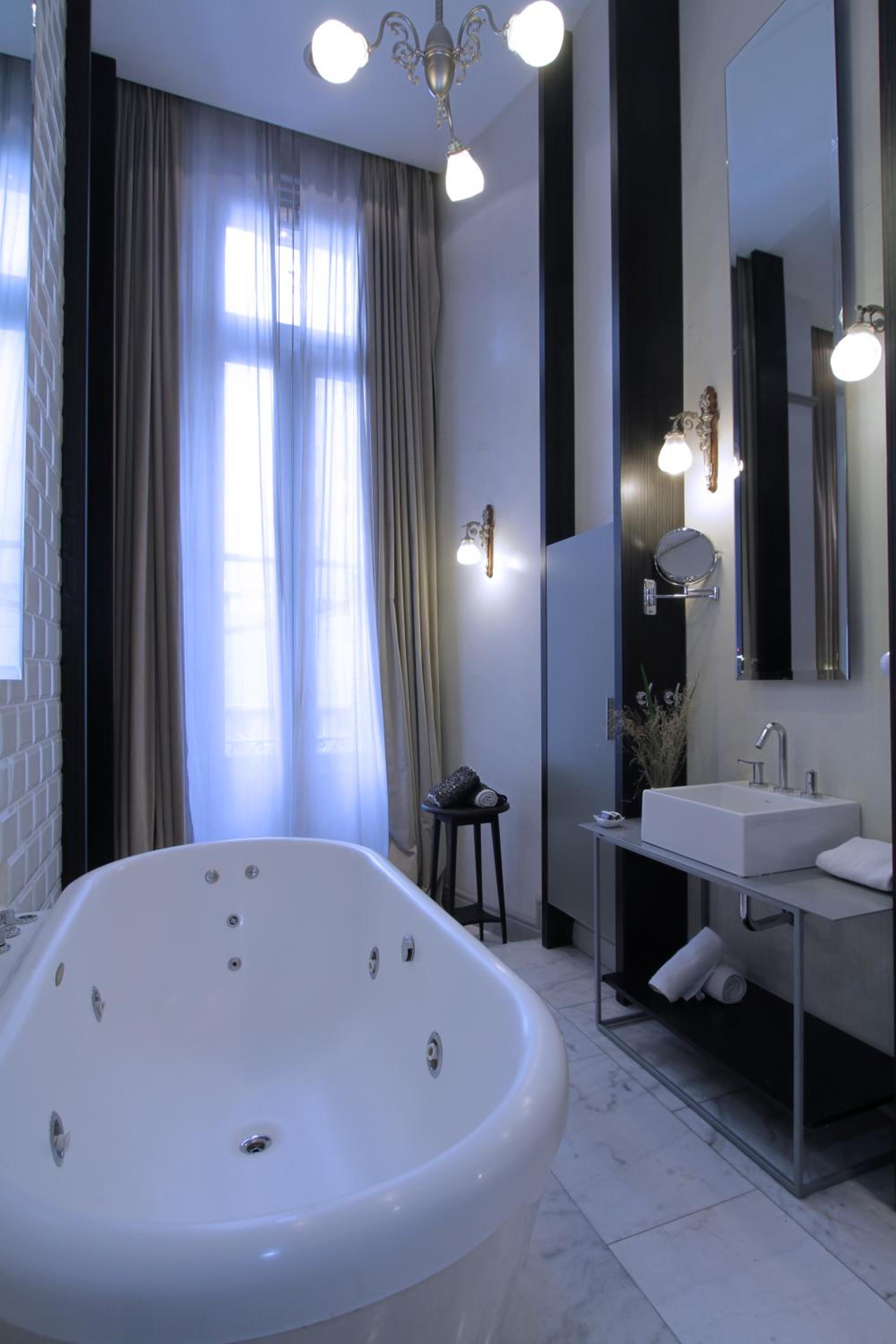 Three-Room Luxury King Suite - Non-Smoking thumbnail 6