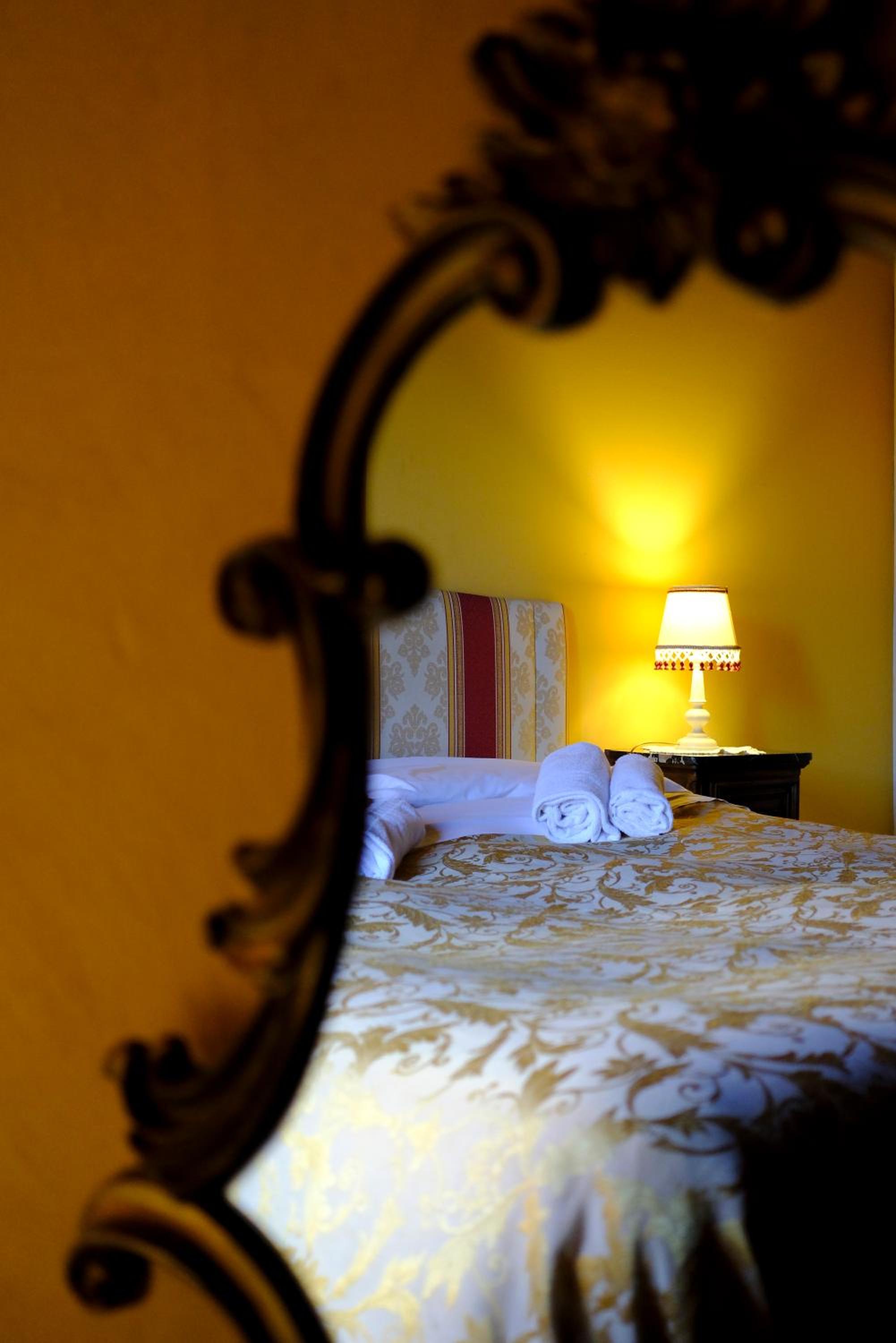 Attic - Photo 7