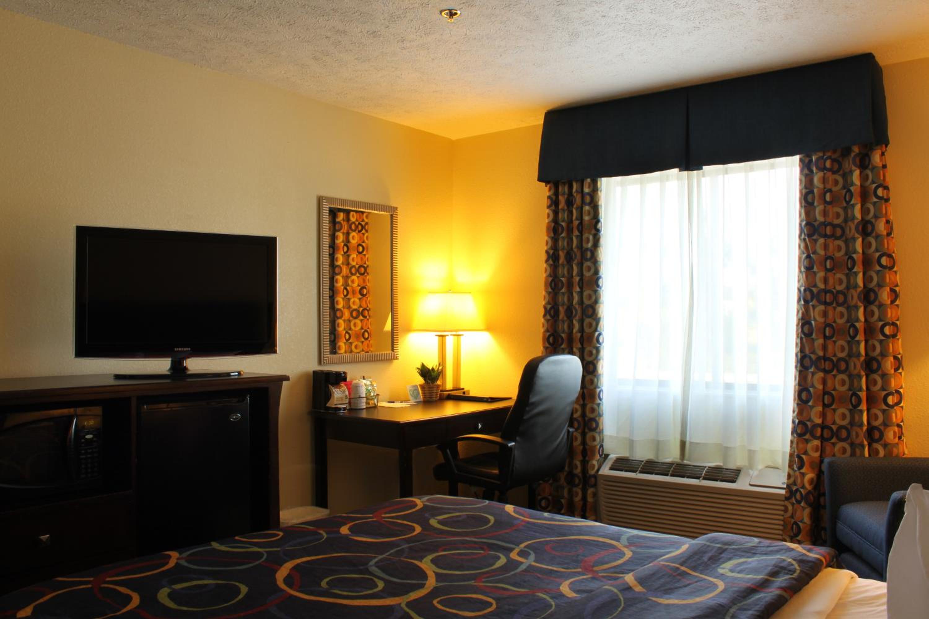 Queen Room with Two Queen Beds - Non-Smoking - Photo 6
