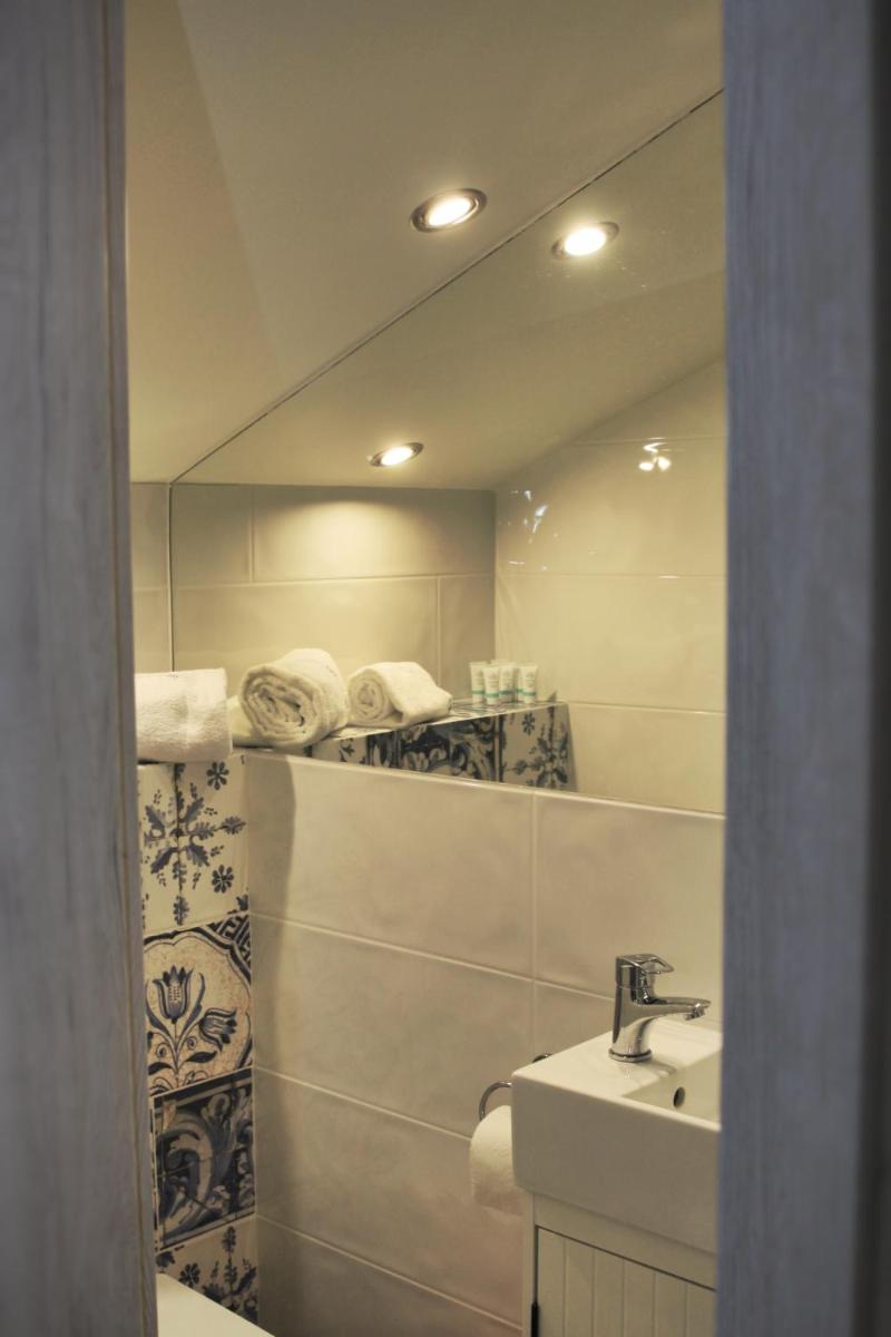 Deluxe Double Room (2 Adults + 1 Child) - Photo 7