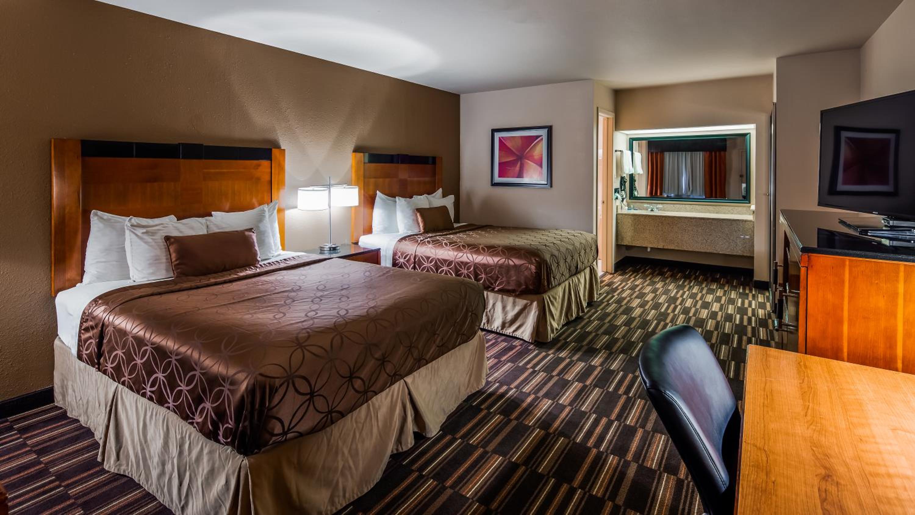 Queen Room with Two Queen Beds photo 2