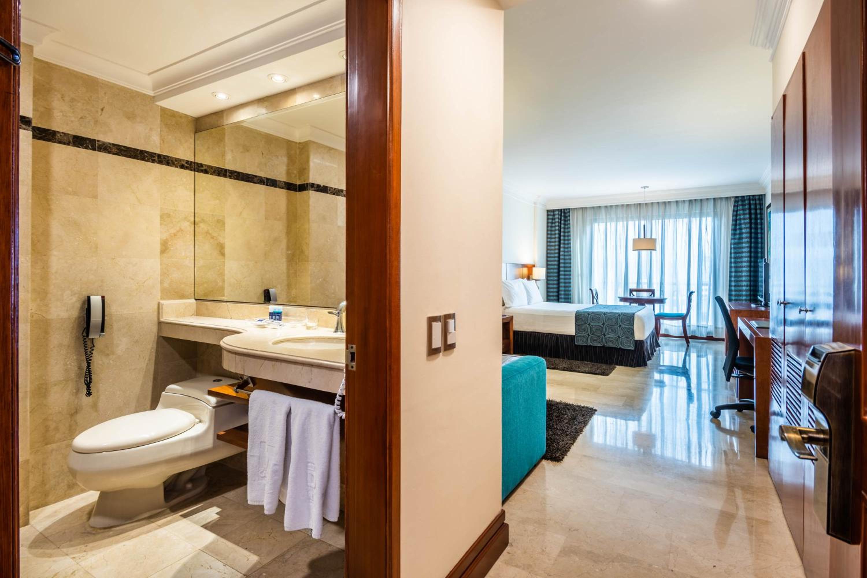 Standard Queen Room - Photo 10