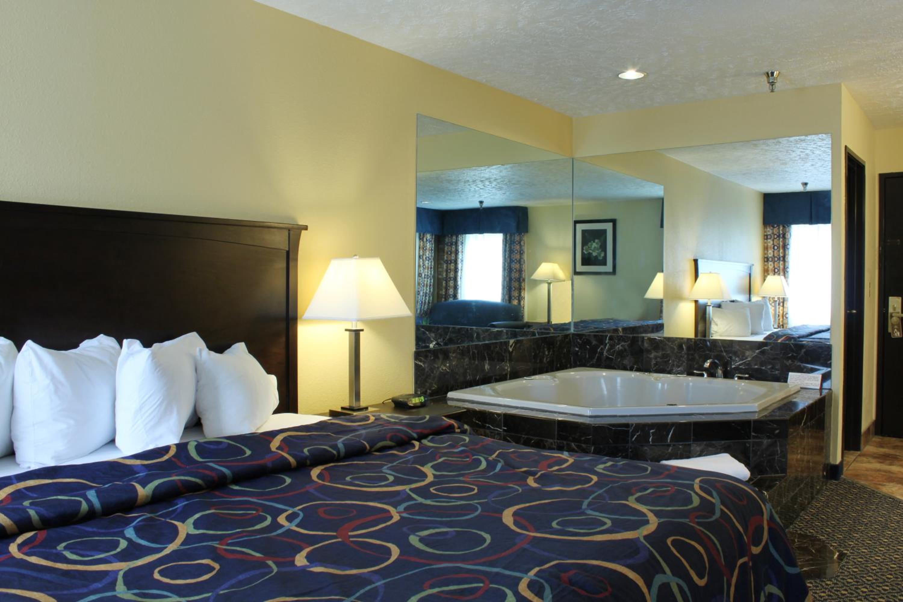 King Suite with Spa Bath - Non-Smoking - Photo 5