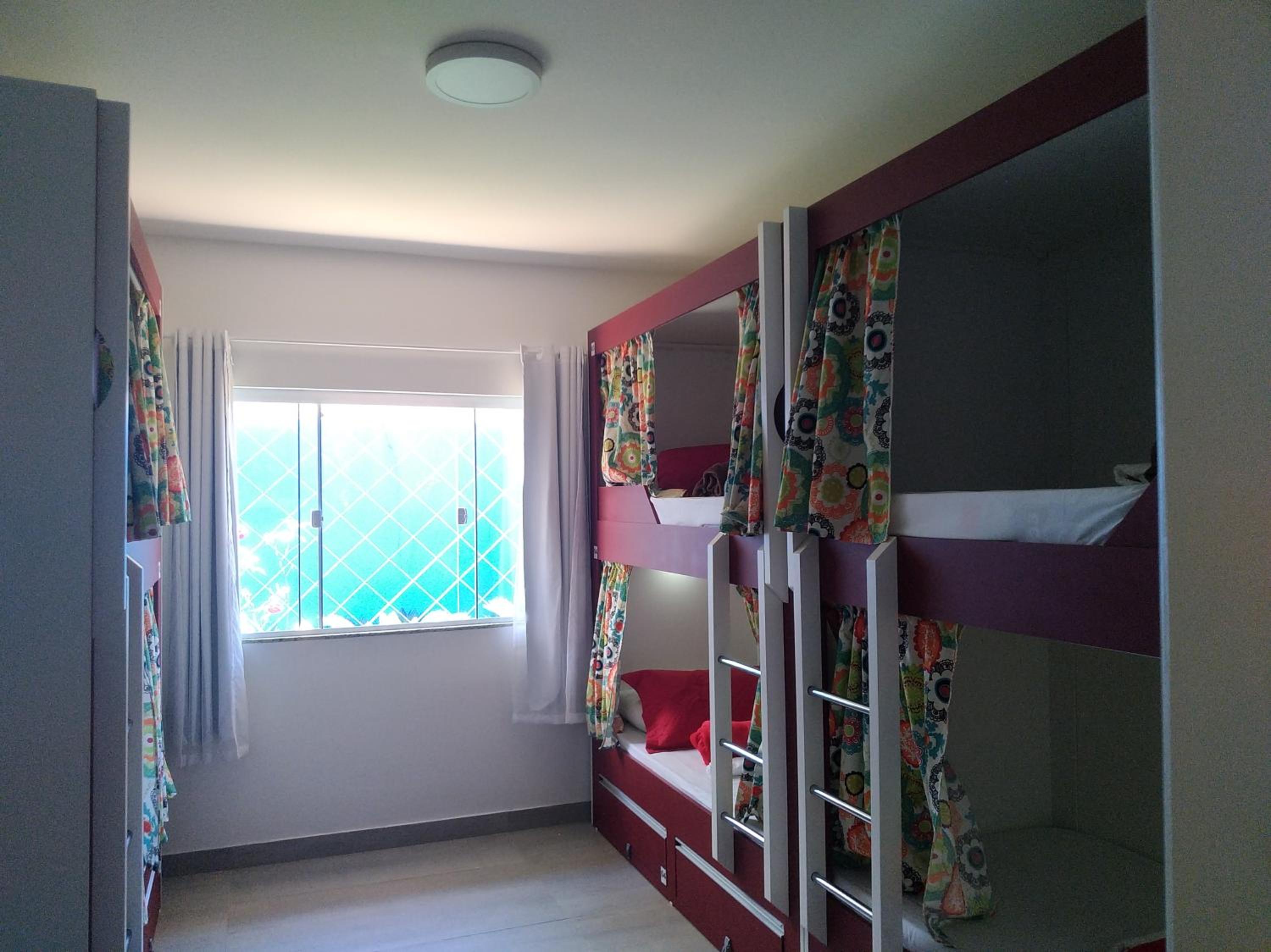 Cama em Quarto Compartilhado Misto com 6 Camas photo 1