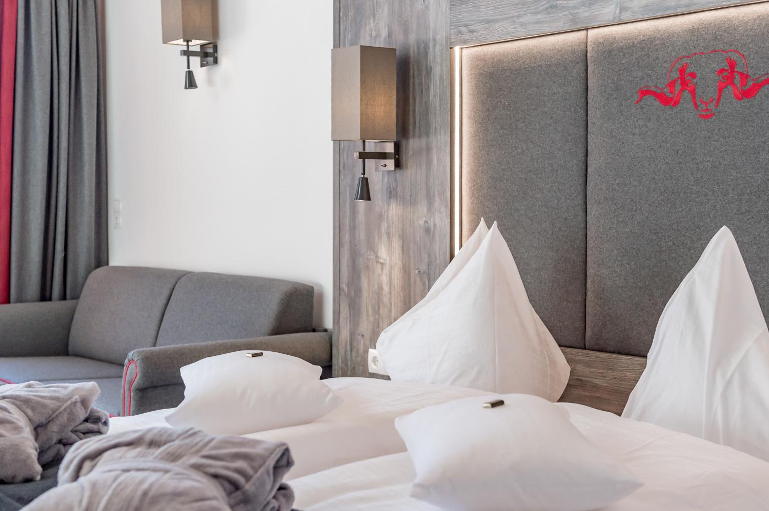 Deluxe Double Room with Balcony - Photo 8