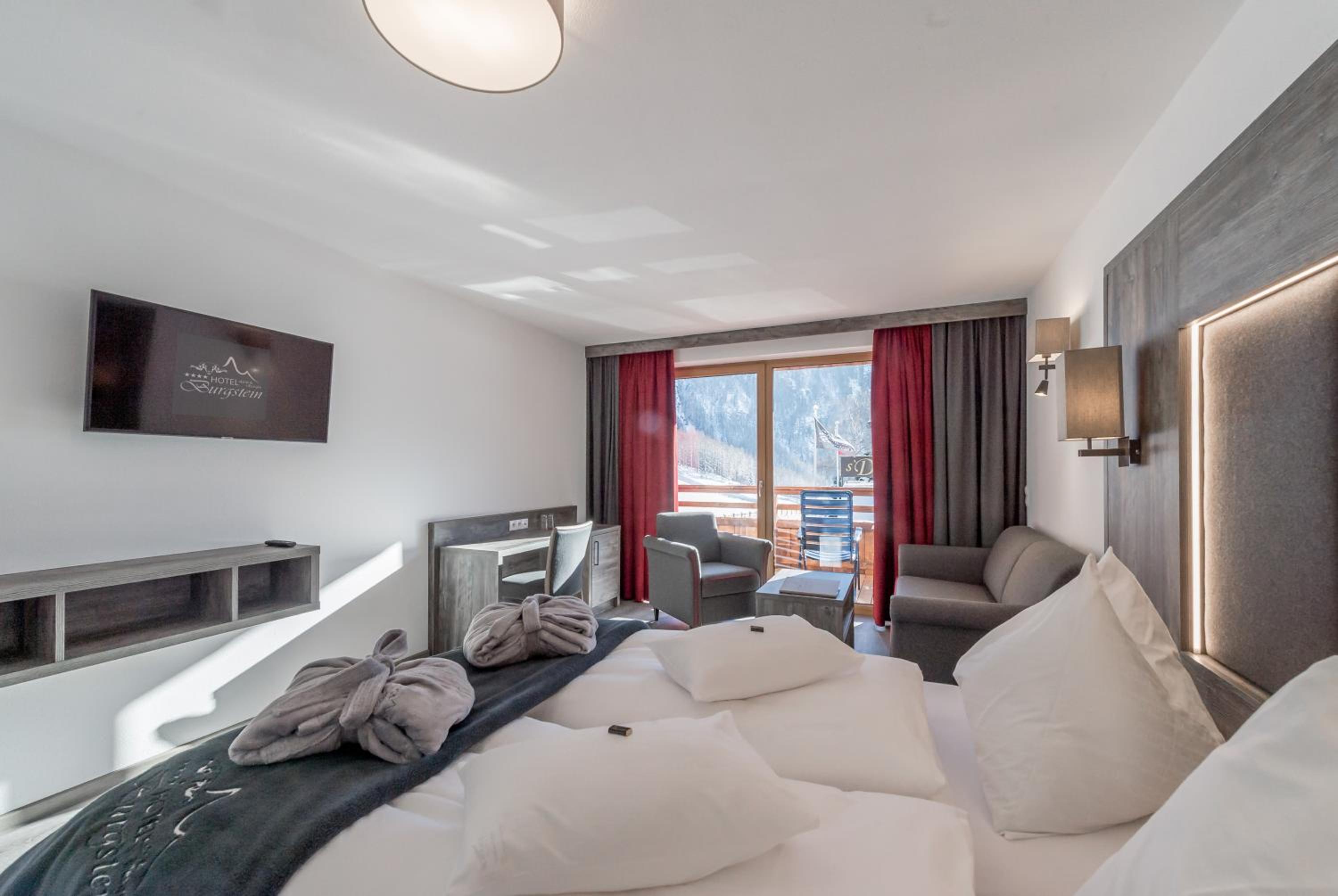 Superior Double Room with Balcony - Photo 8