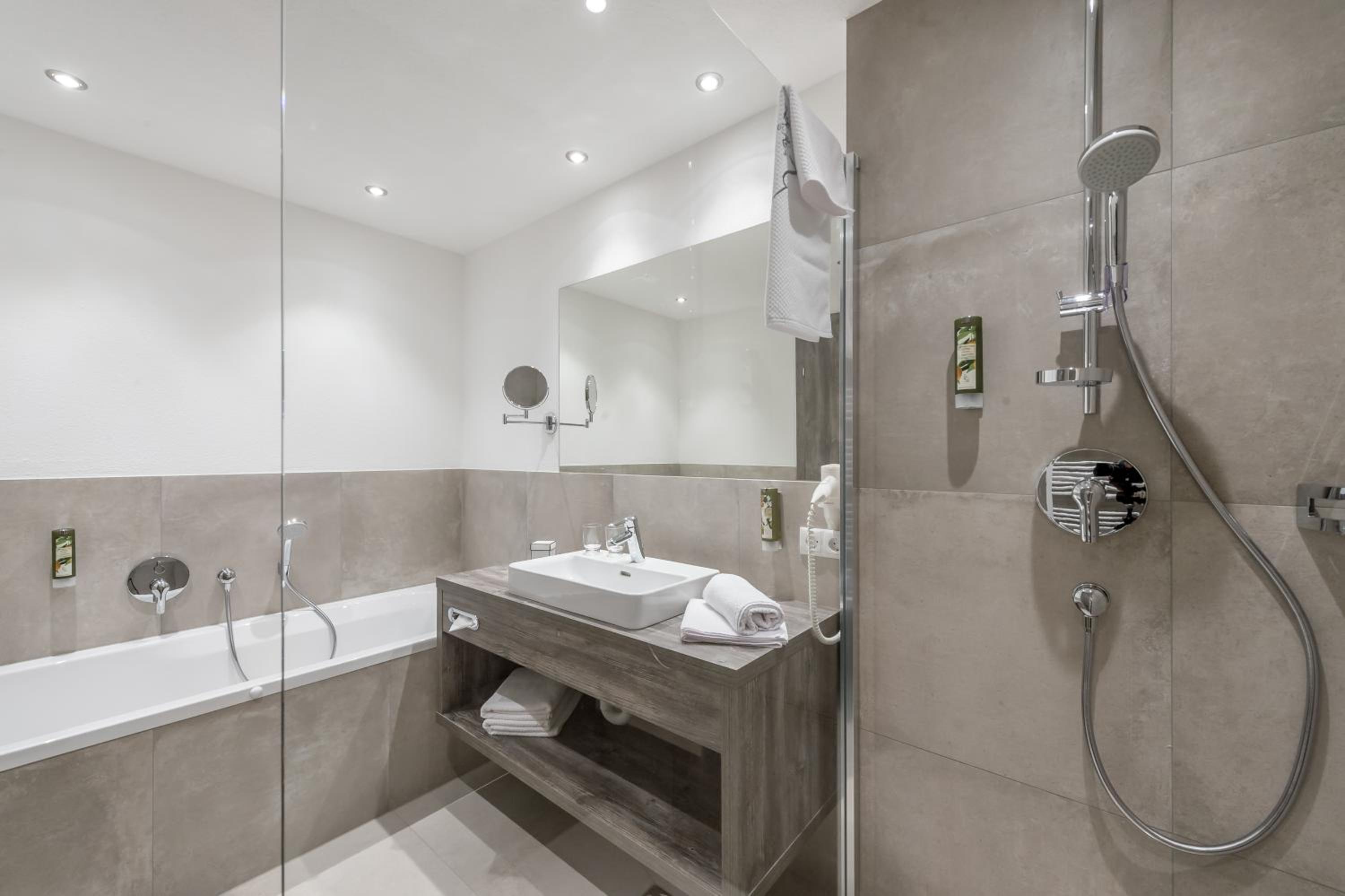 Deluxe Double Room with Balcony - Photo 5