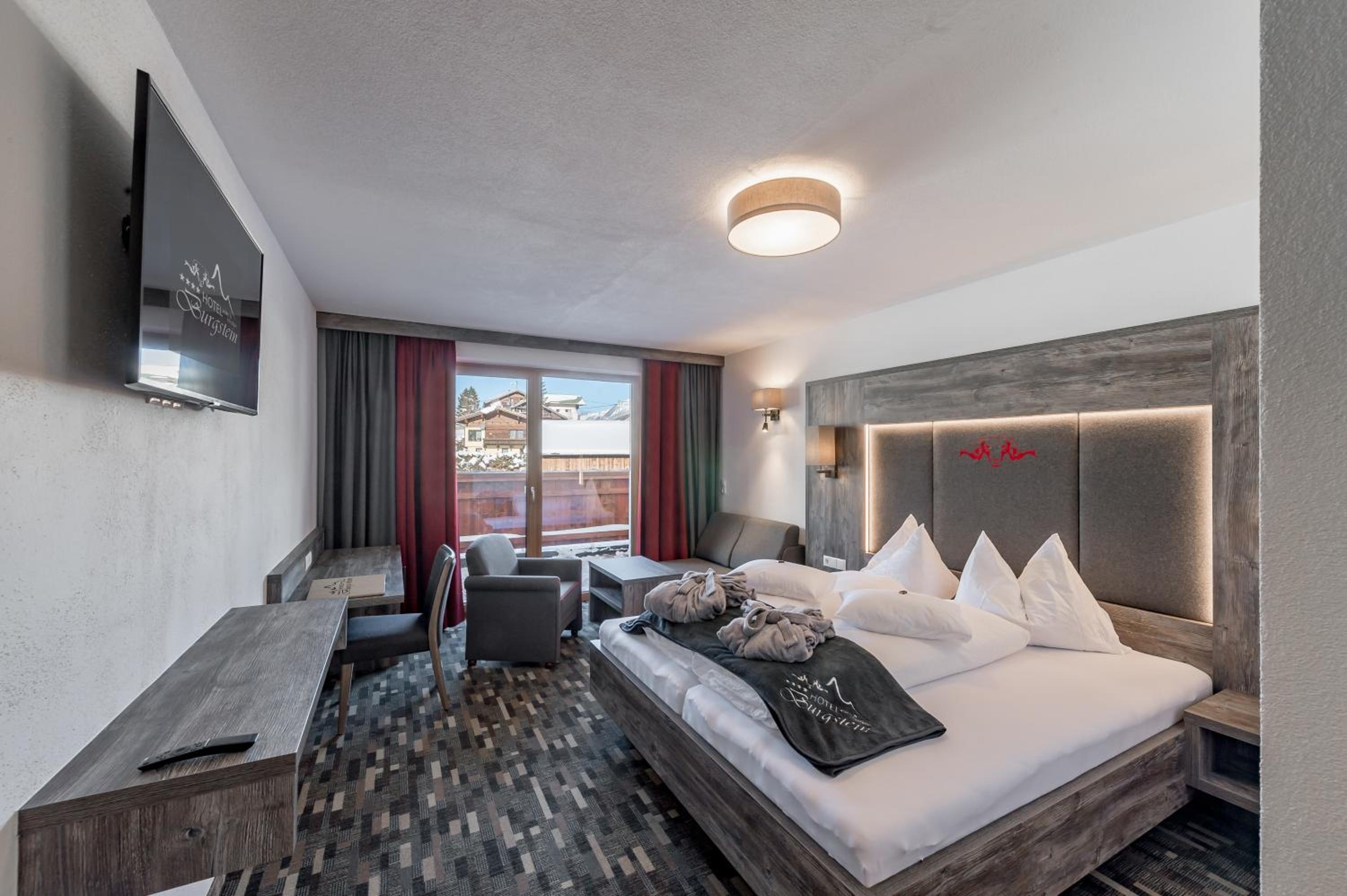 Superior Double Room with Balcony - Photo 5