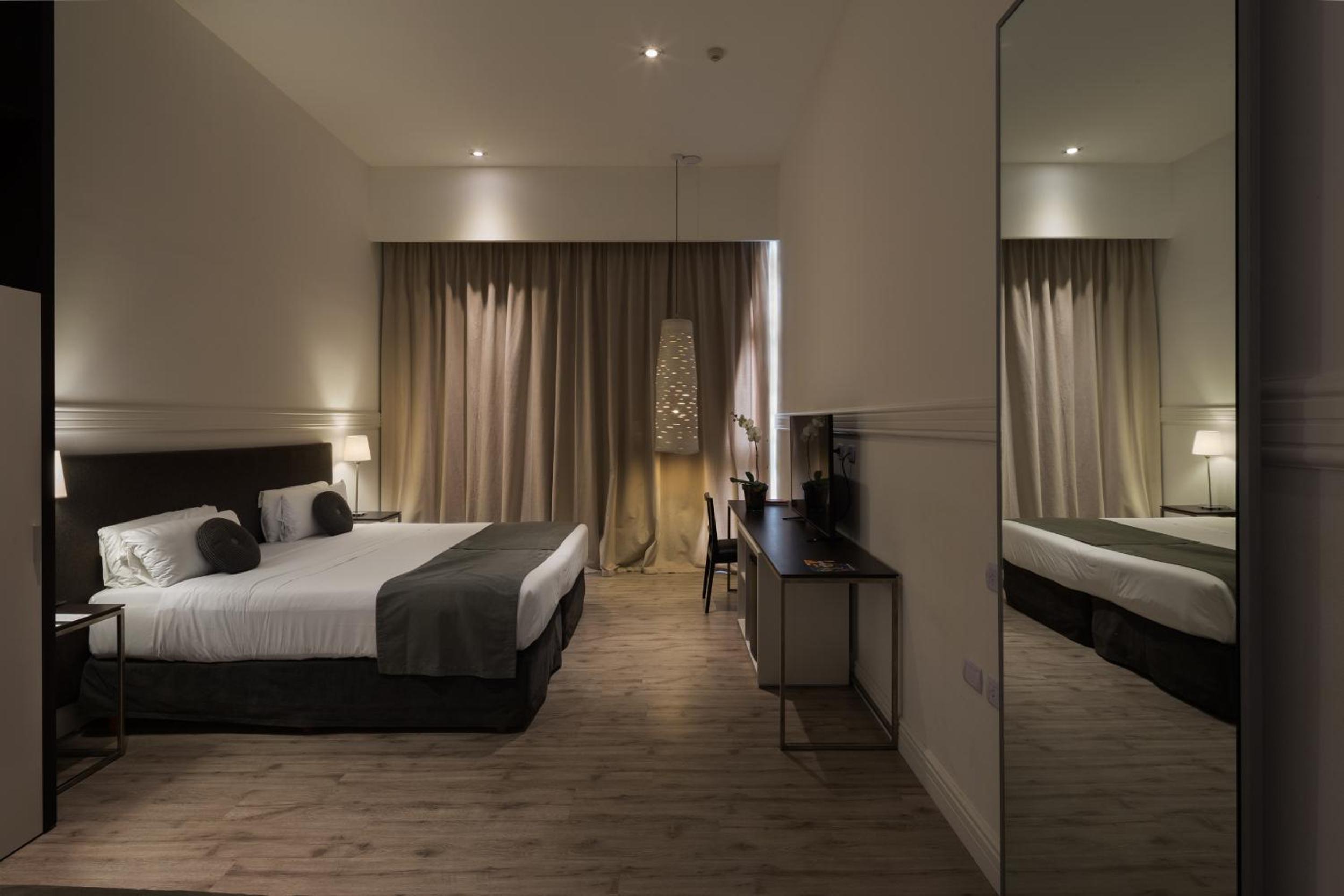 Standard Queen Room thumbnail 6