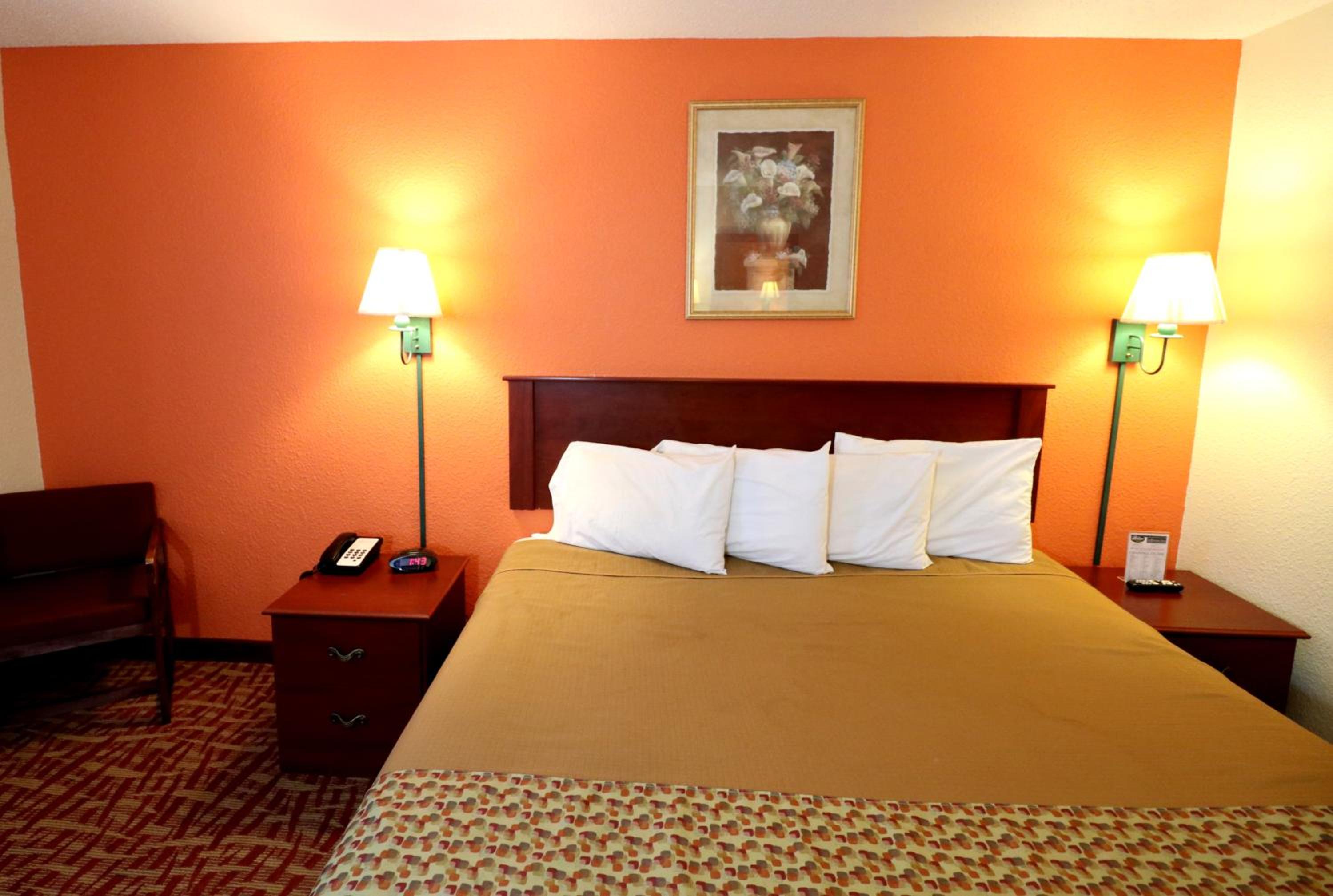 King Room - Non-Smoking - Photo 6