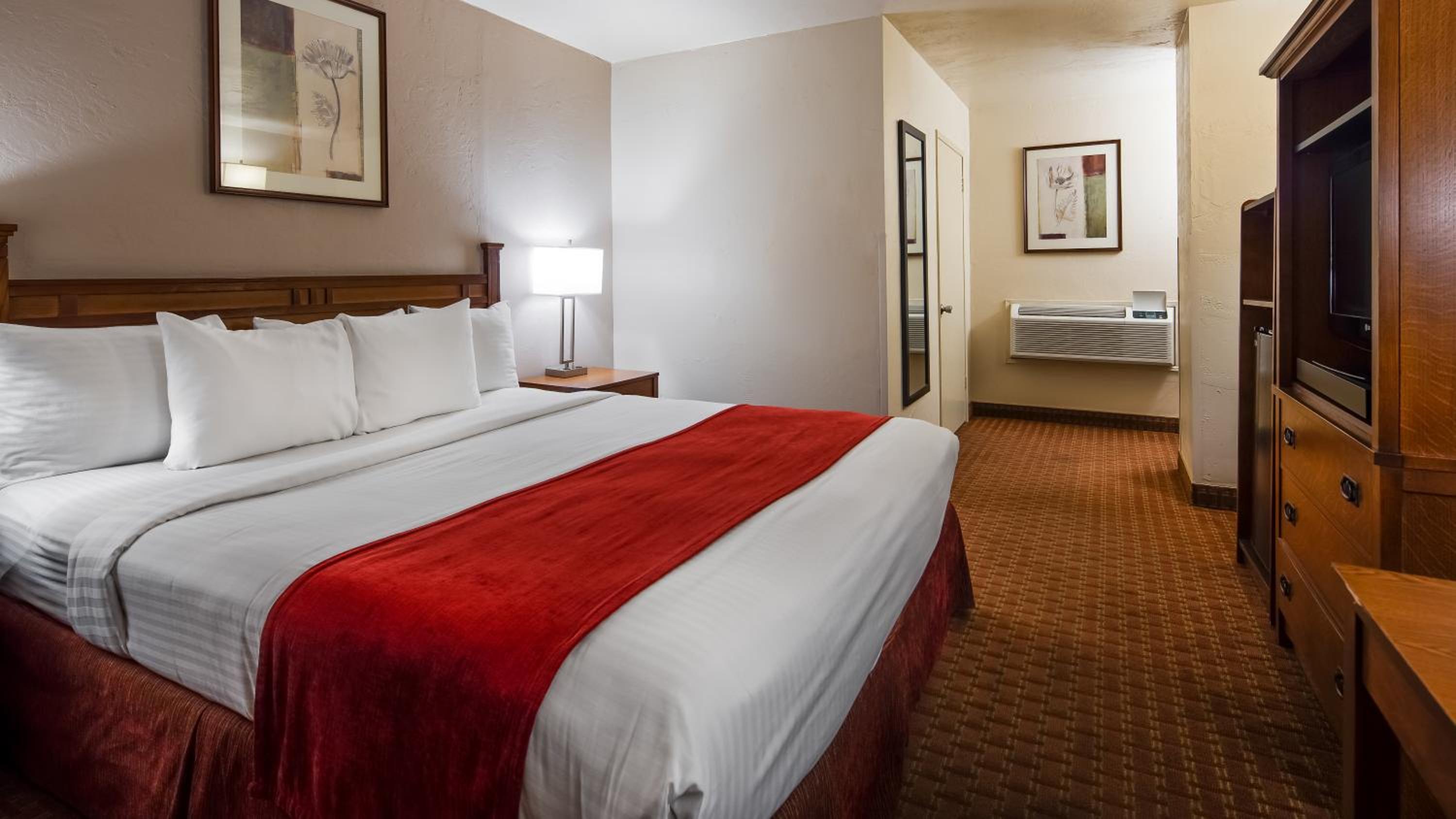 King Room With Roll-In Shower - Disability Access/Non-Smoking photo 3