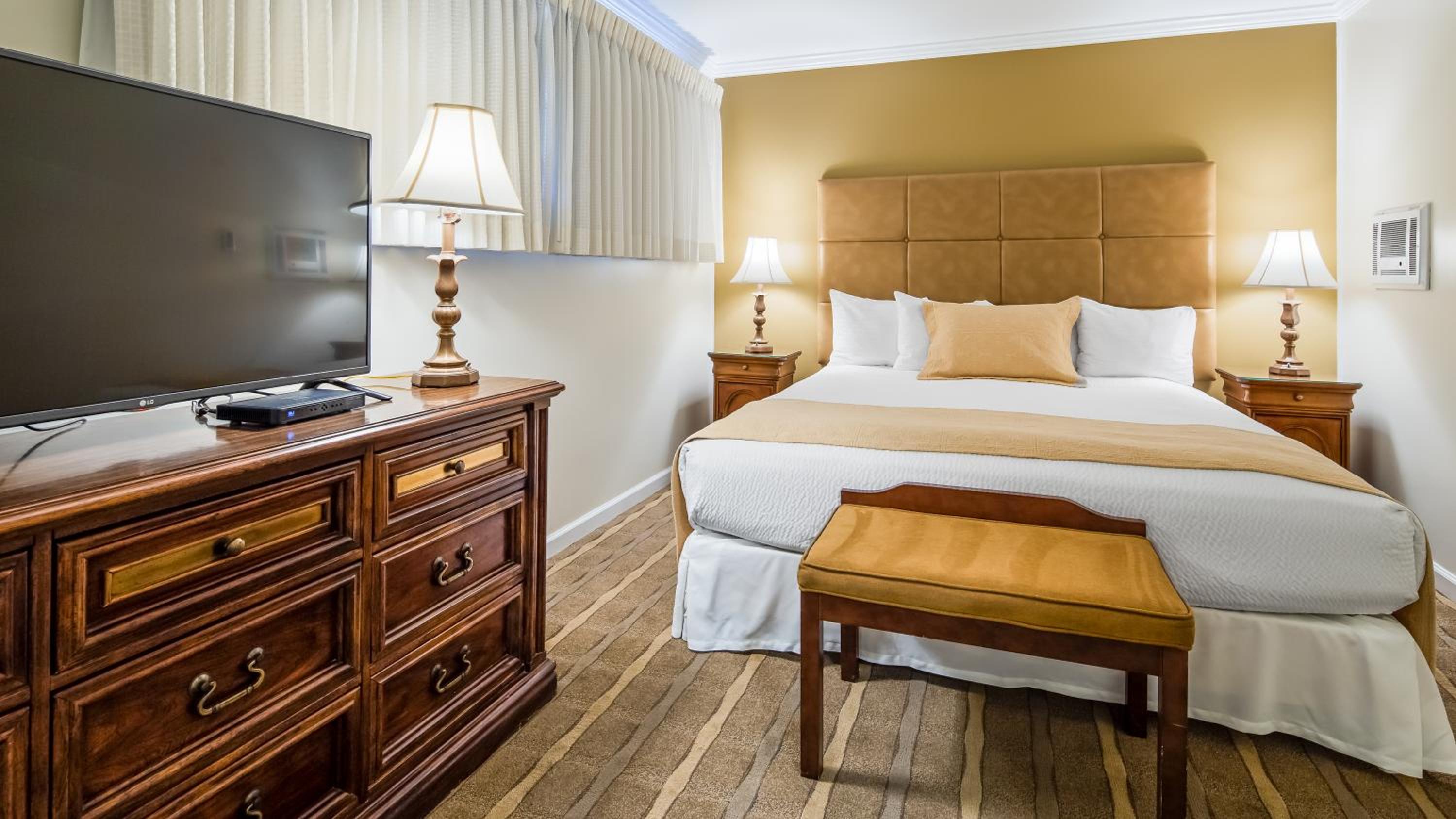 One-Bedroom King Suite with Full Kitchen - Poolside/Non-Smoking - Photo 4