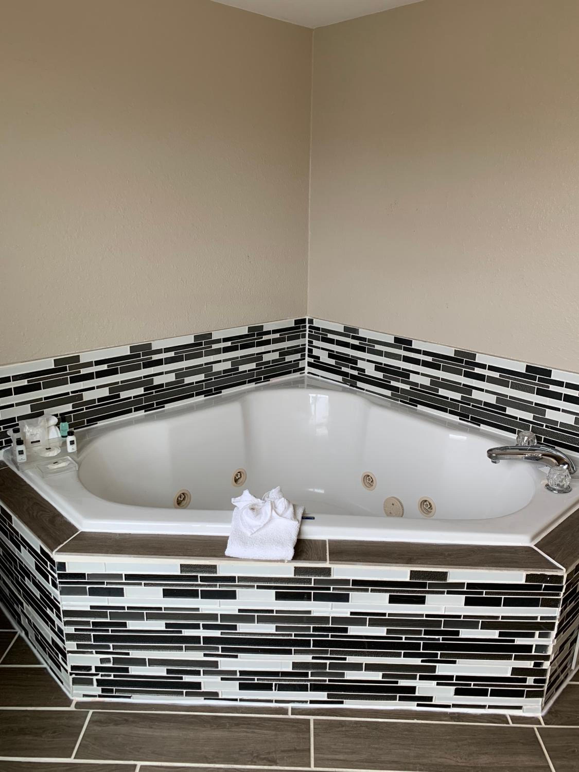 King Room with Whirlpool - Non-Smoking - Photo 4