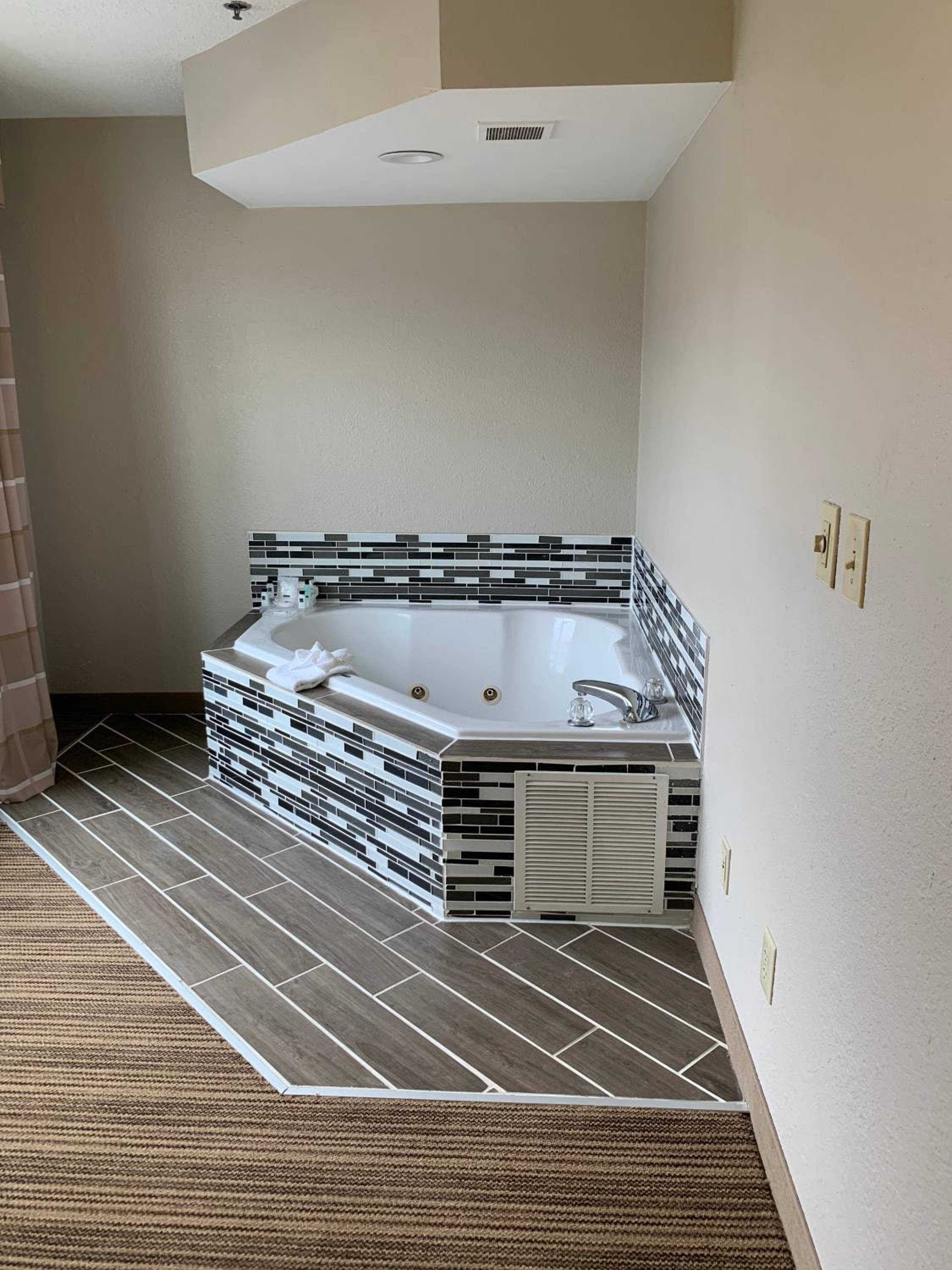 One-Bedroom King Suite with Whirlpool - Non-Smoking  - Photo 4
