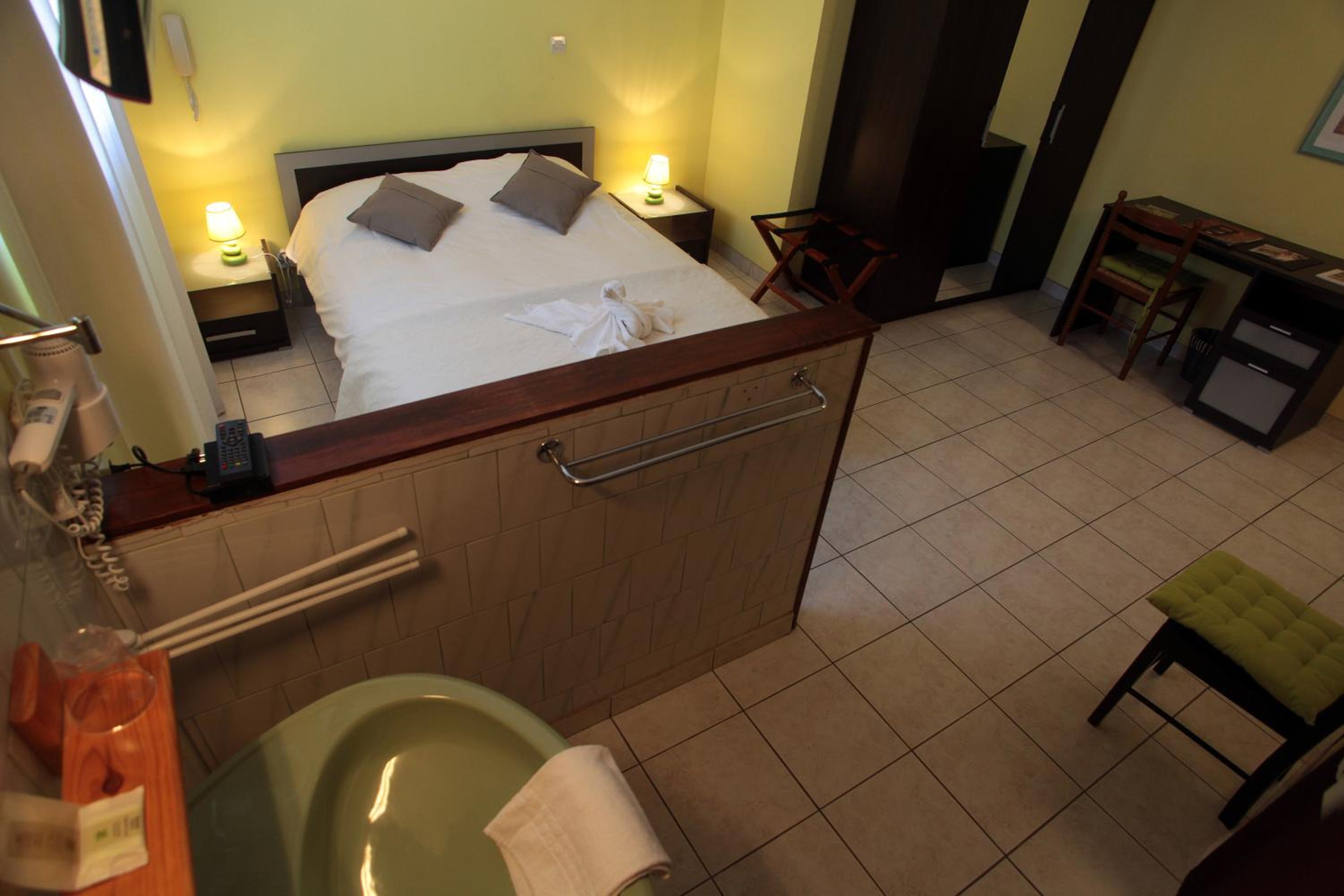 Standard  Double Room - Photo 2