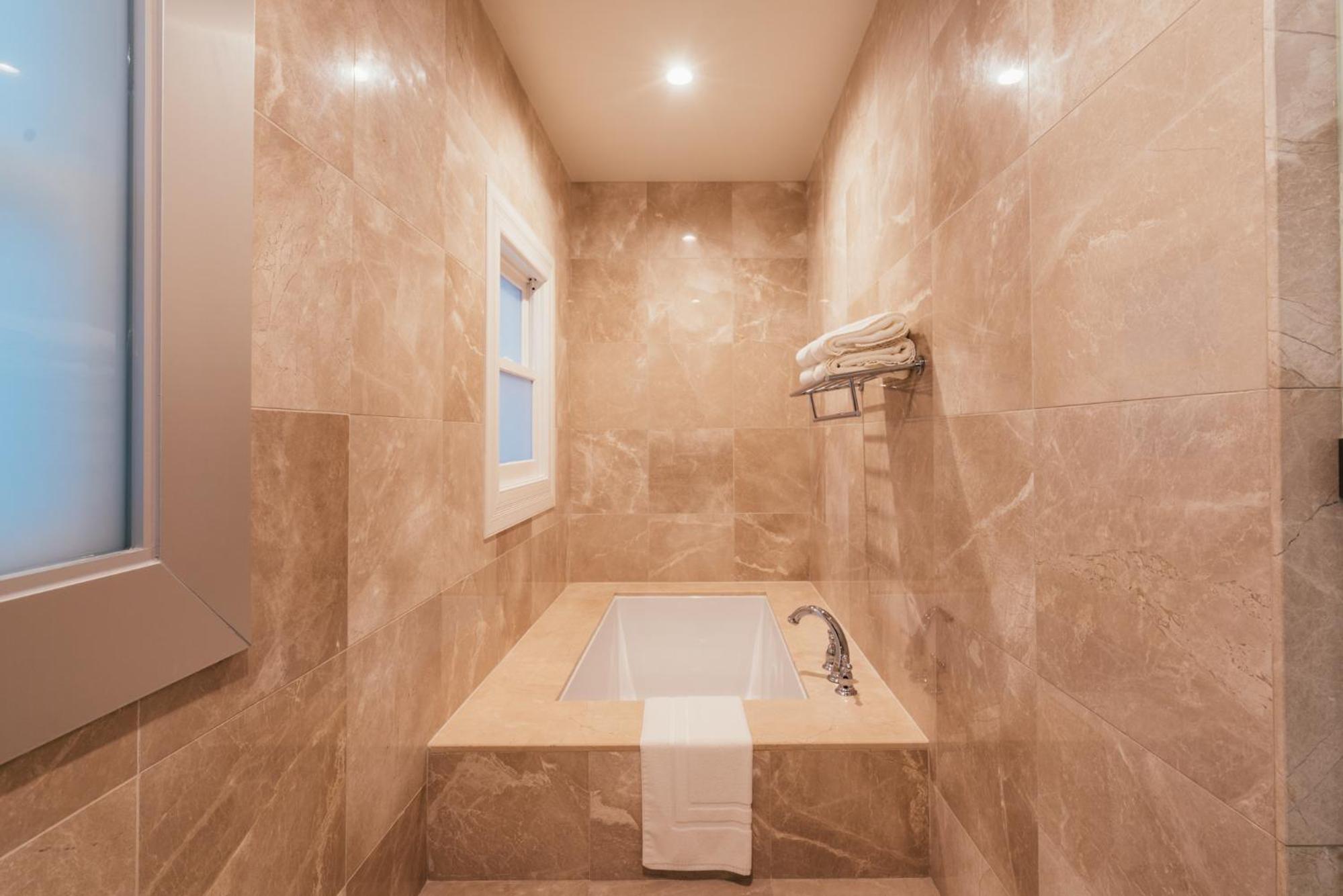 Suite with Spa Bath thumbnail 6