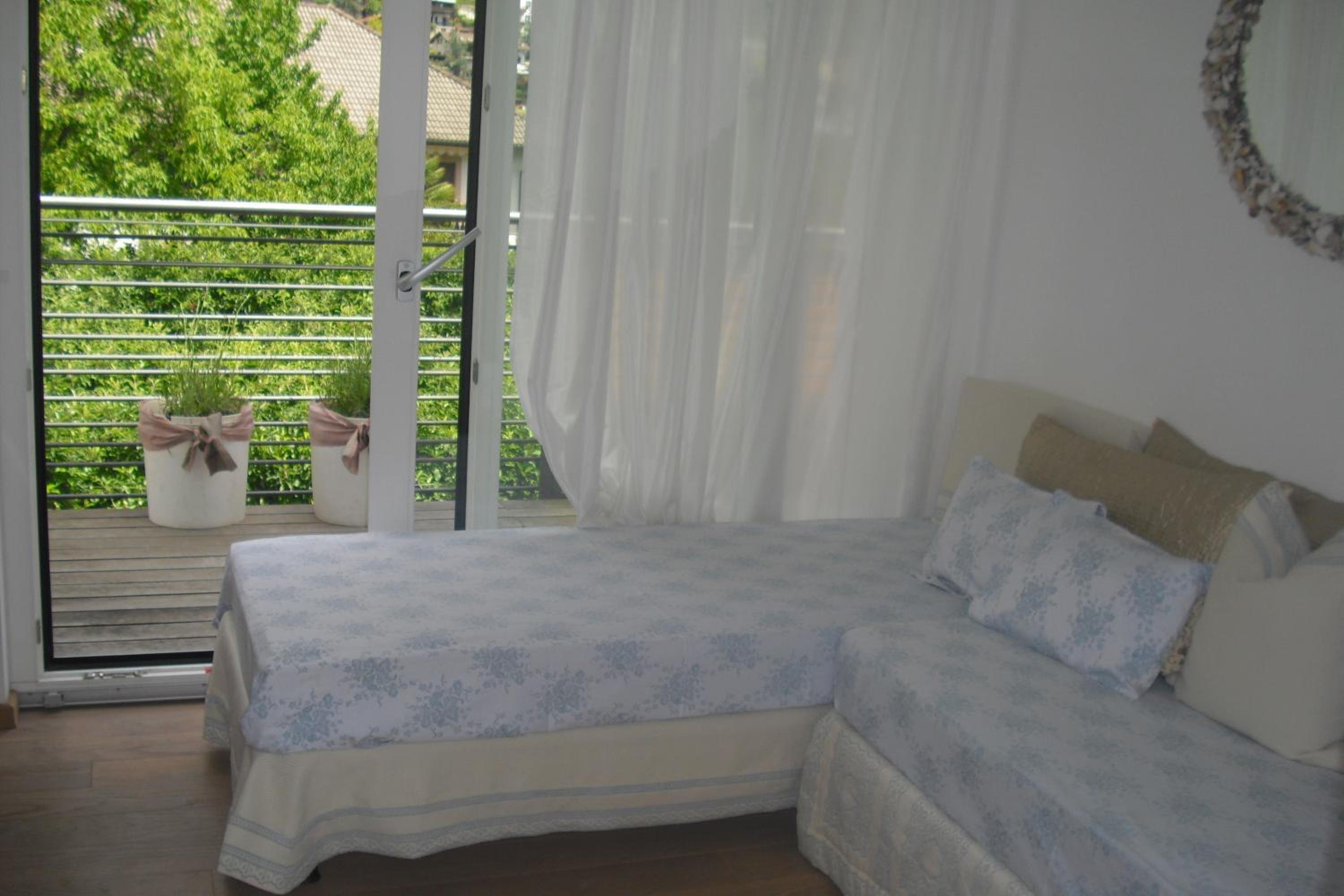 Family Room with Garden View - Photo 2