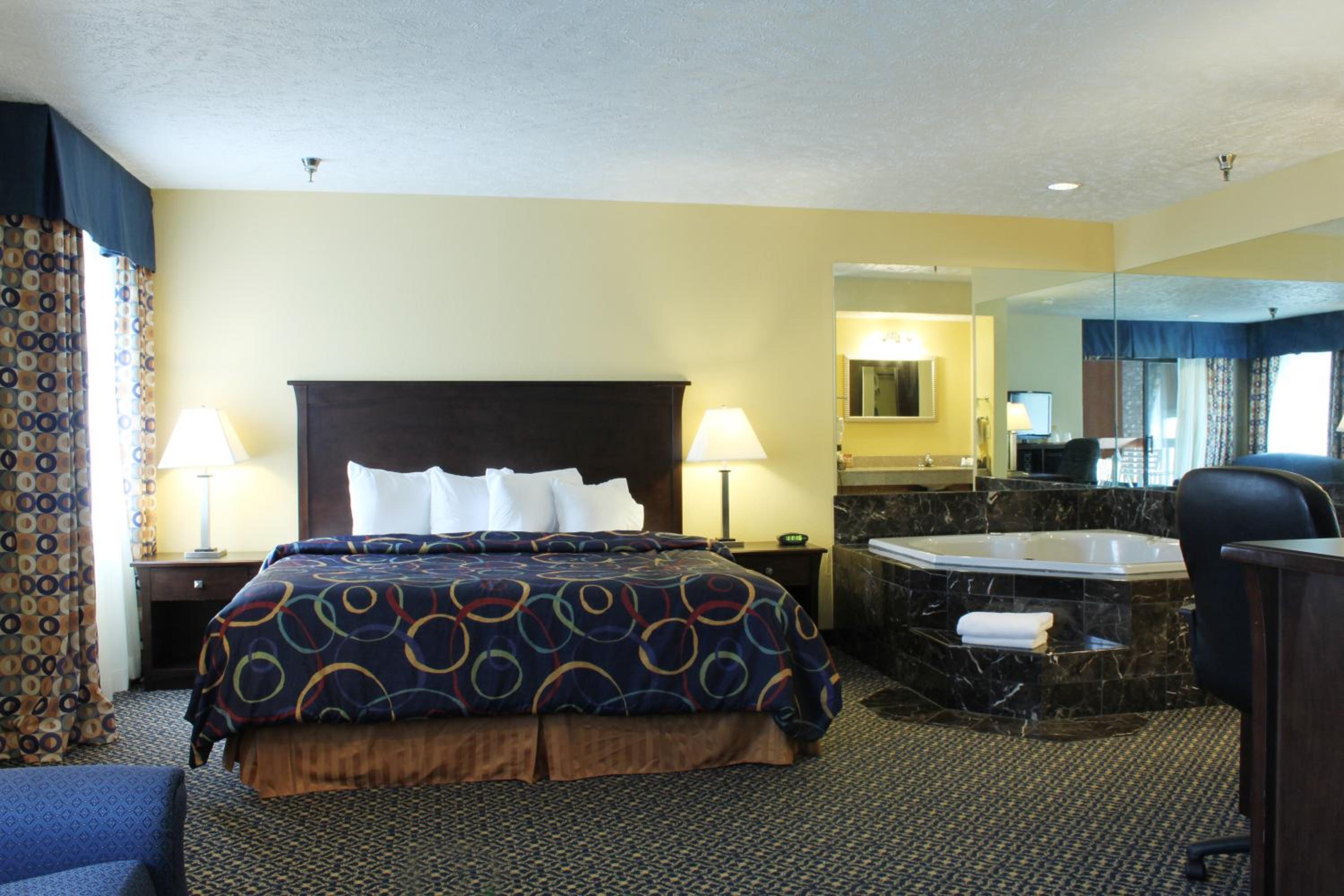 King Suite with Spa Bath - Non-Smoking - Photo 6