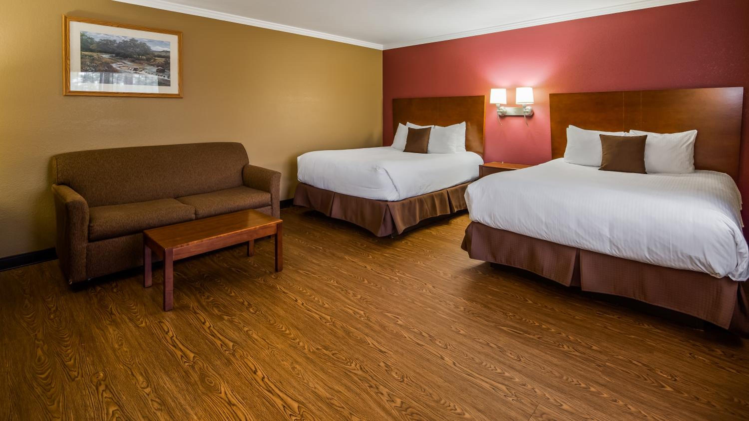 Queen Room with Two Queen Beds and Sofa Bed photo 3