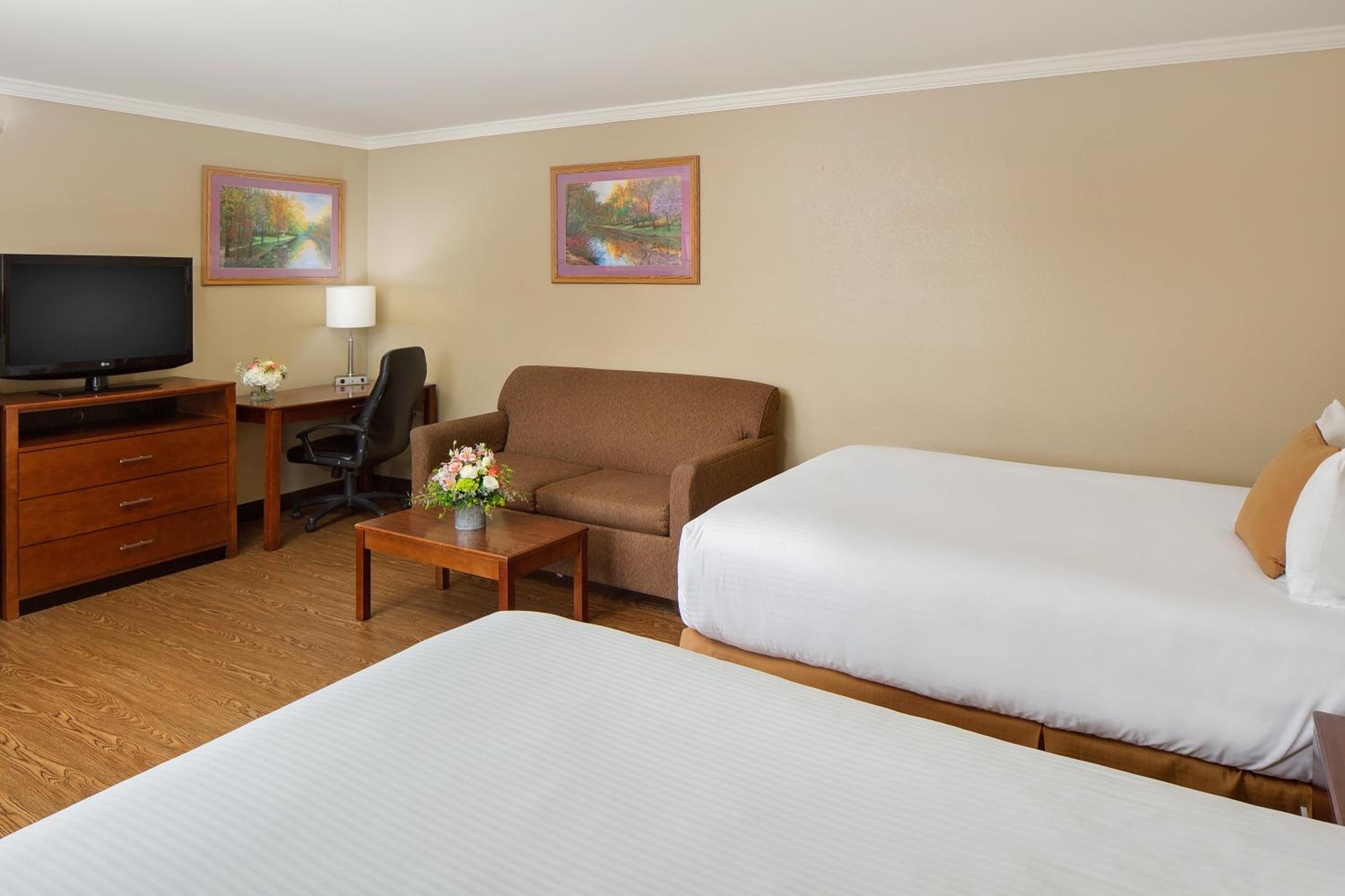 Queen Room with Two Queen Beds and Sofa Bed photo 2