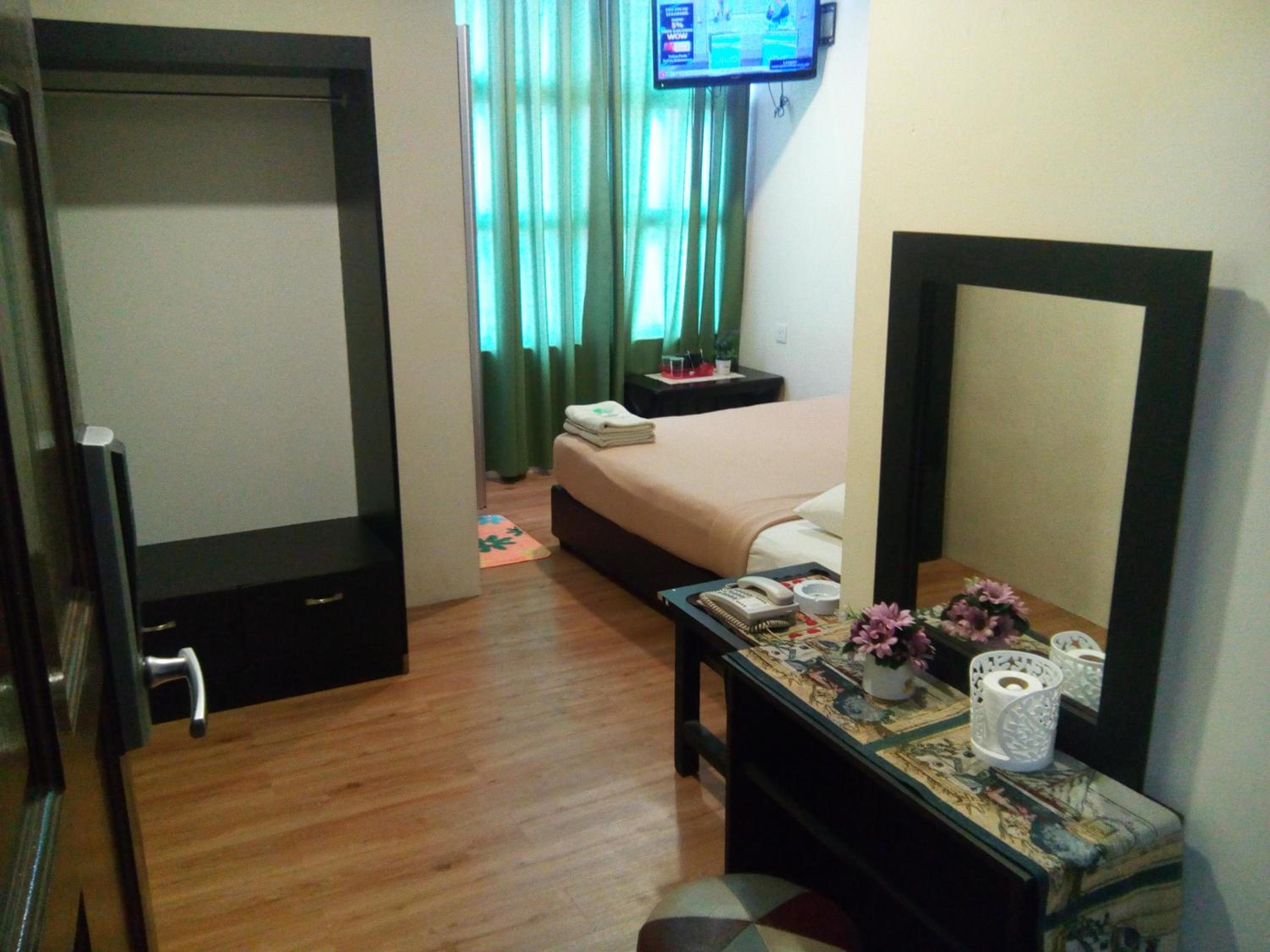 Queen Room photo 2