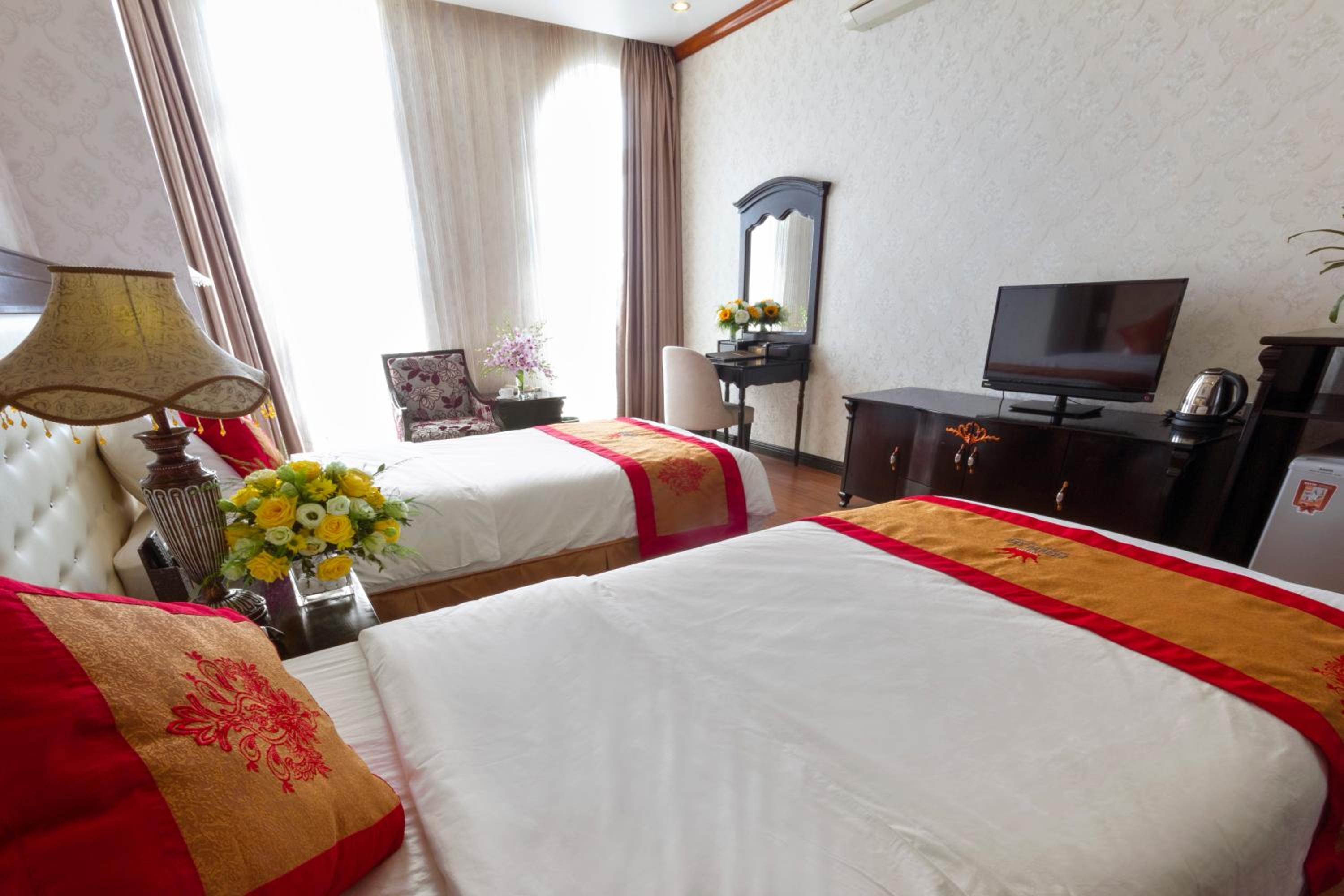 Superior Twin Room with City View - Photo 6