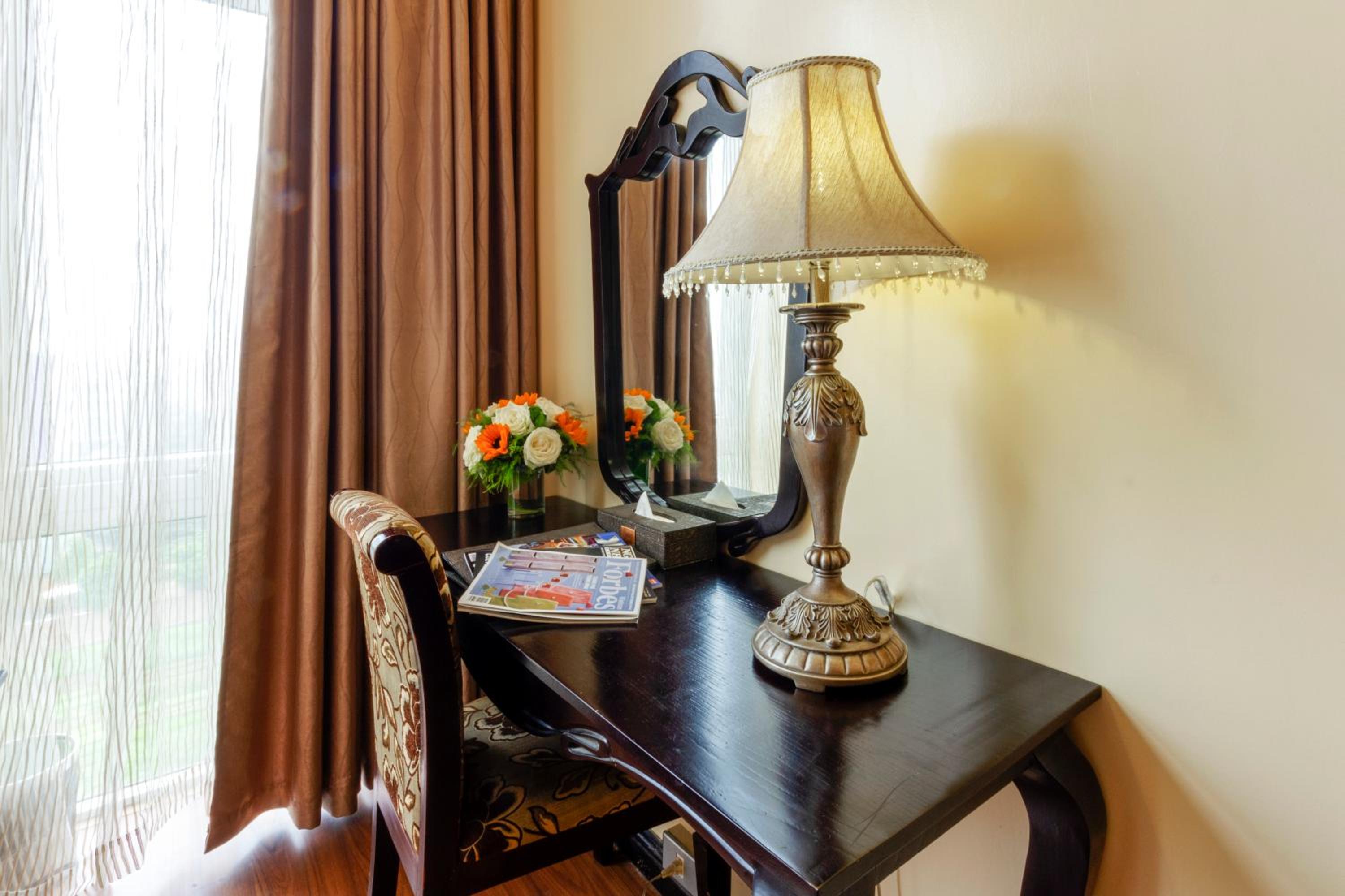 Twin Room with City View - Photo 3