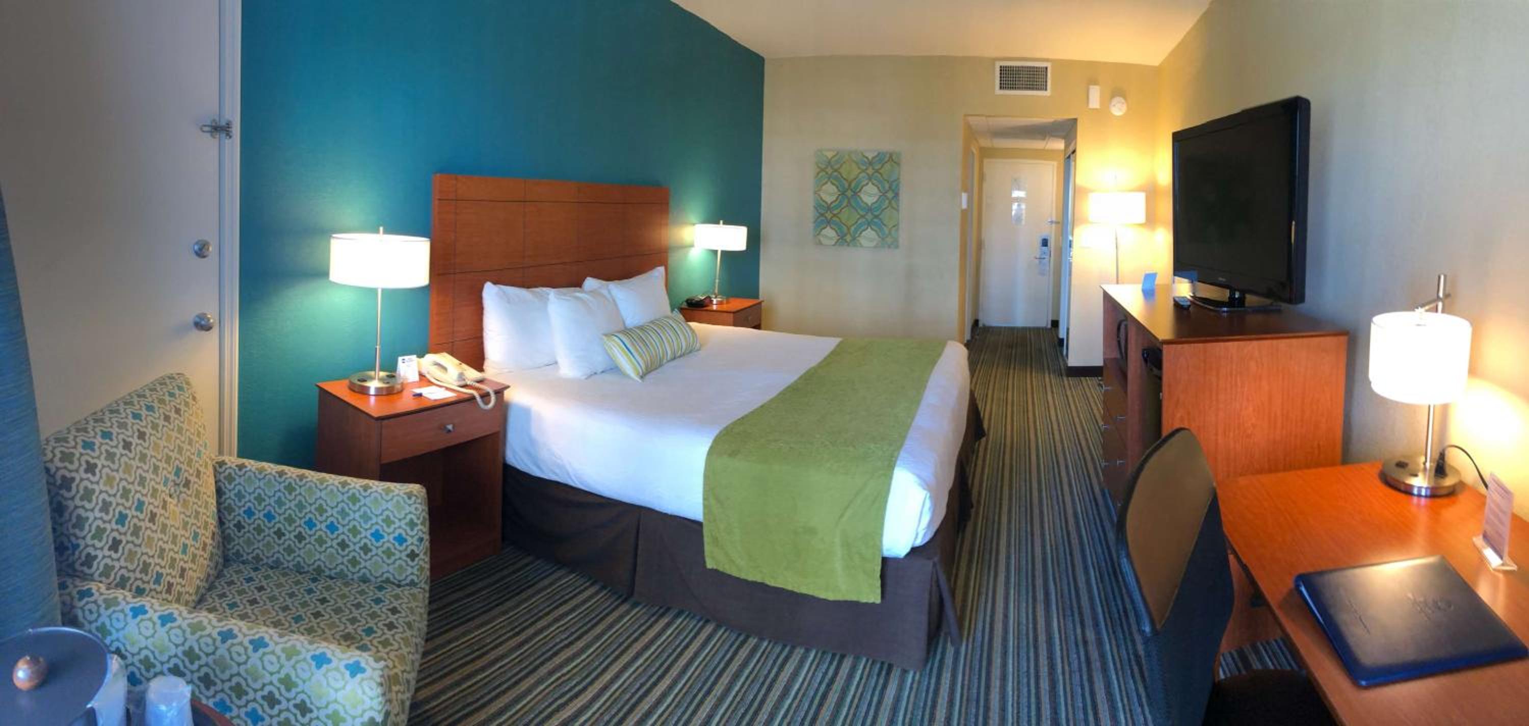King Room with King Bed and Balcony - Non-Smoking - Photo 1