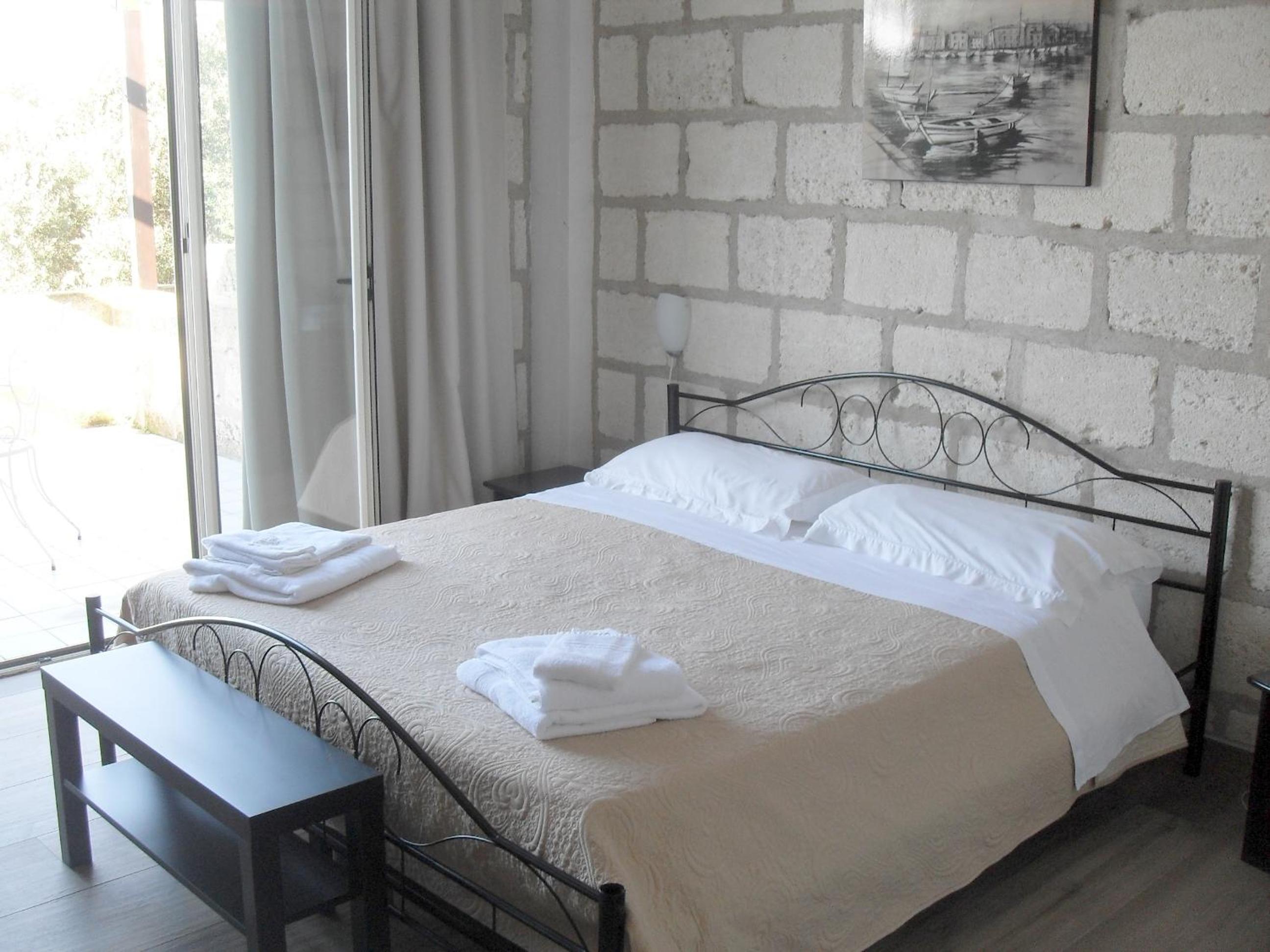 Deluxe Double Room - Photo 10