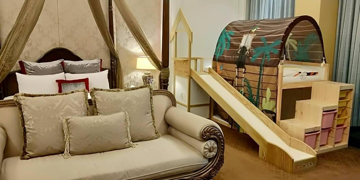 Kid-friendly Family Room with Kids Play bed photo 2