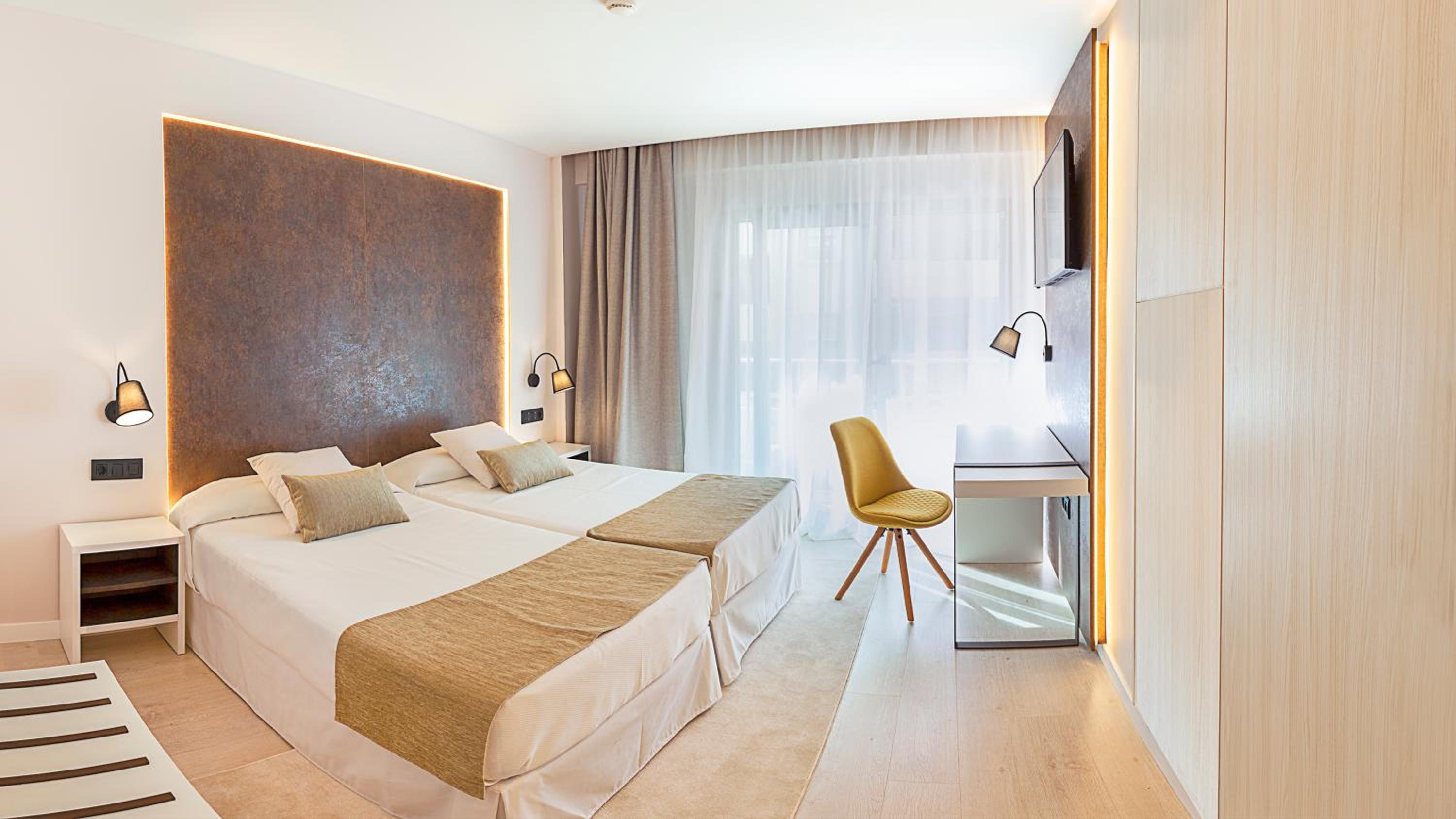 Standard Double or Twin Room - Photo 1