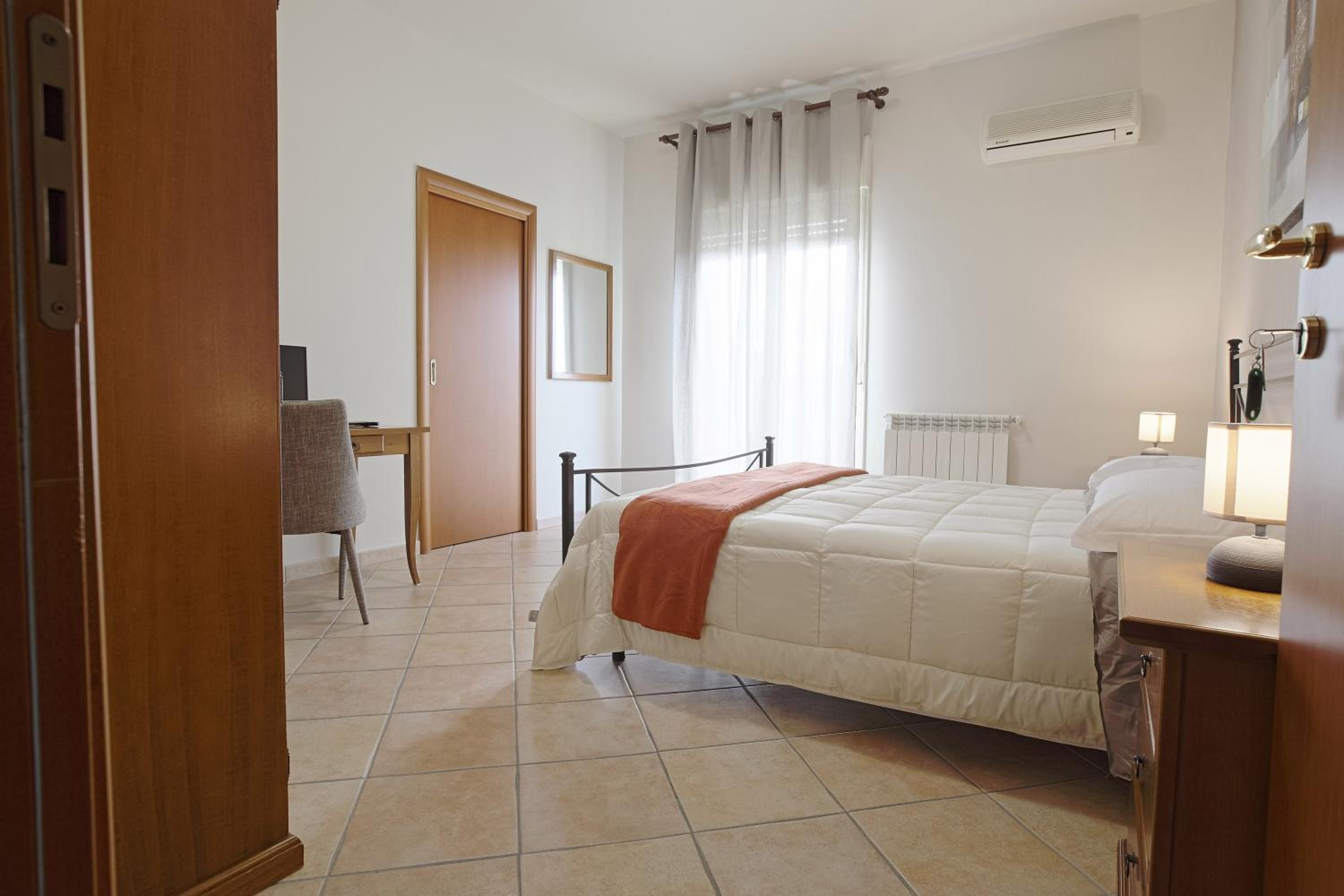Deluxe Double Room with Balcony photo 2
