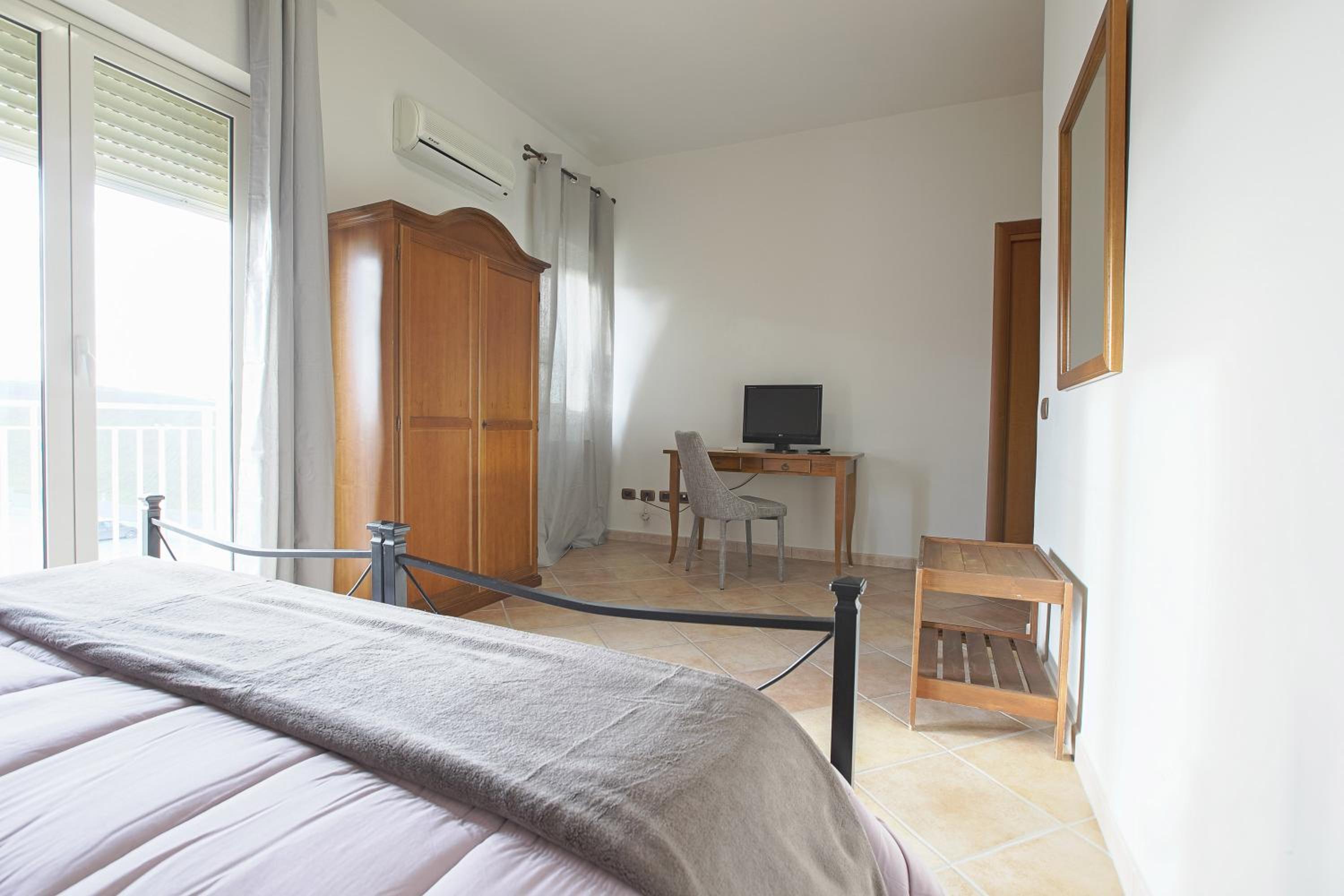 Deluxe Double Room with Balcony photo 2