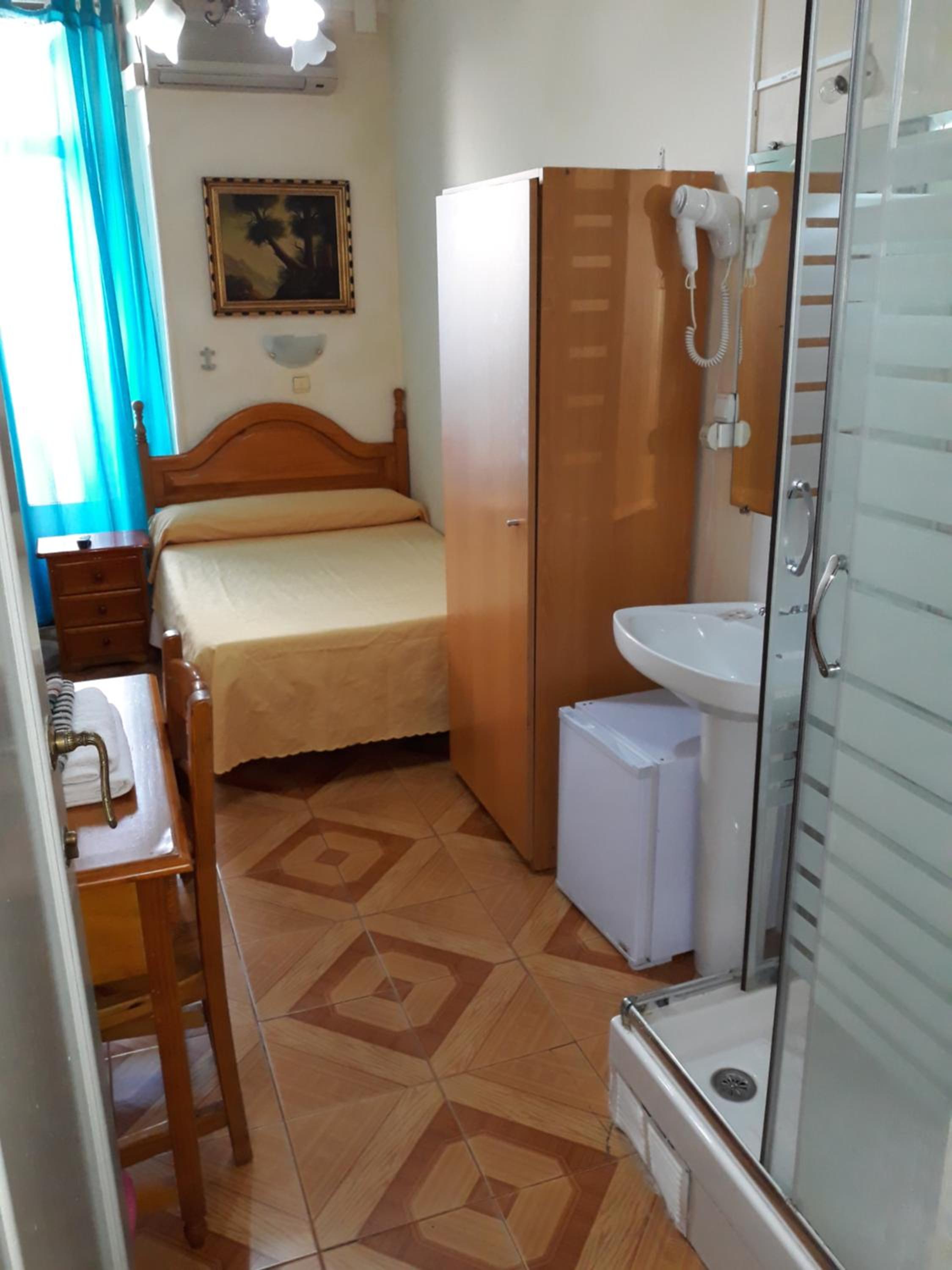 Double Room with Shared Bathroom photo 2