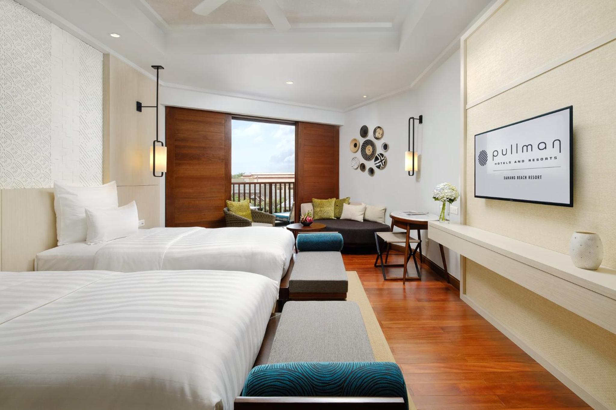 Deluxe Two Single Beds Room with Balcony - High Floor - Photo 2