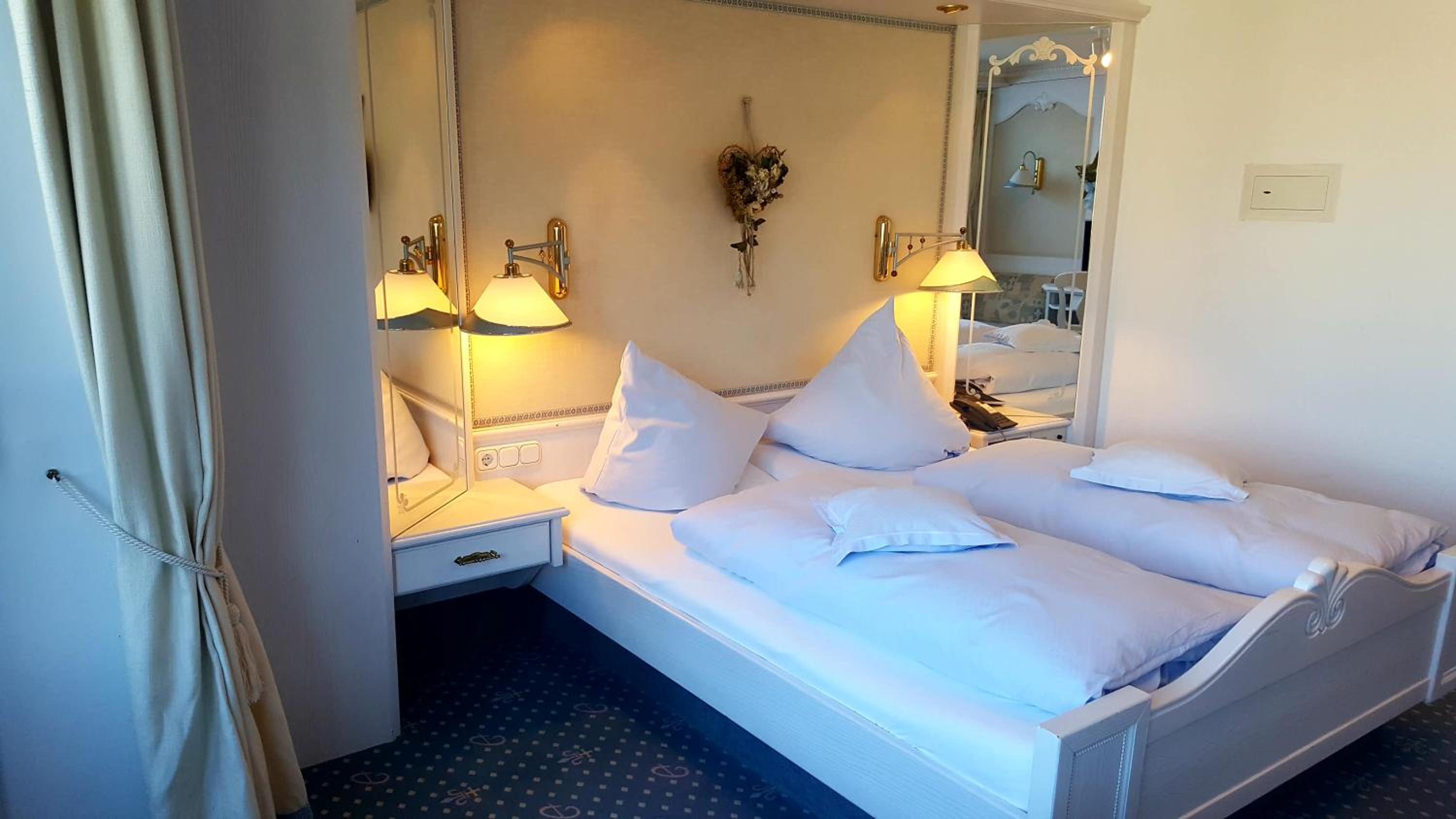 Deluxe Double Room with Balcony - Photo 6