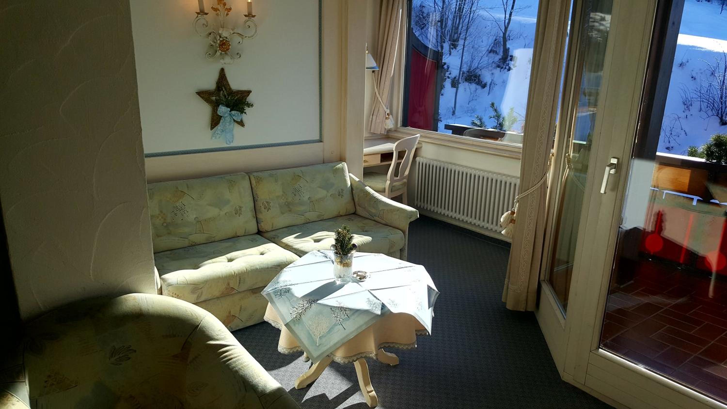 Deluxe Double Room with Balcony - Photo 10