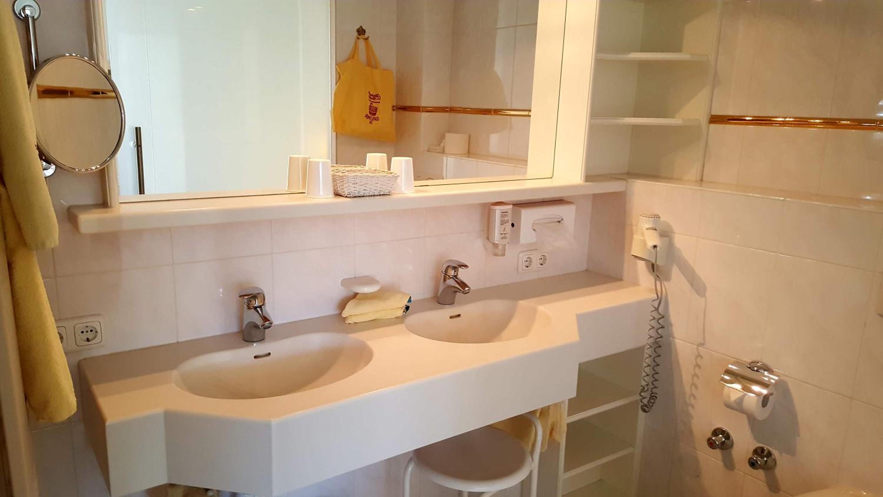 Deluxe Double Room with Balcony - Photo 16