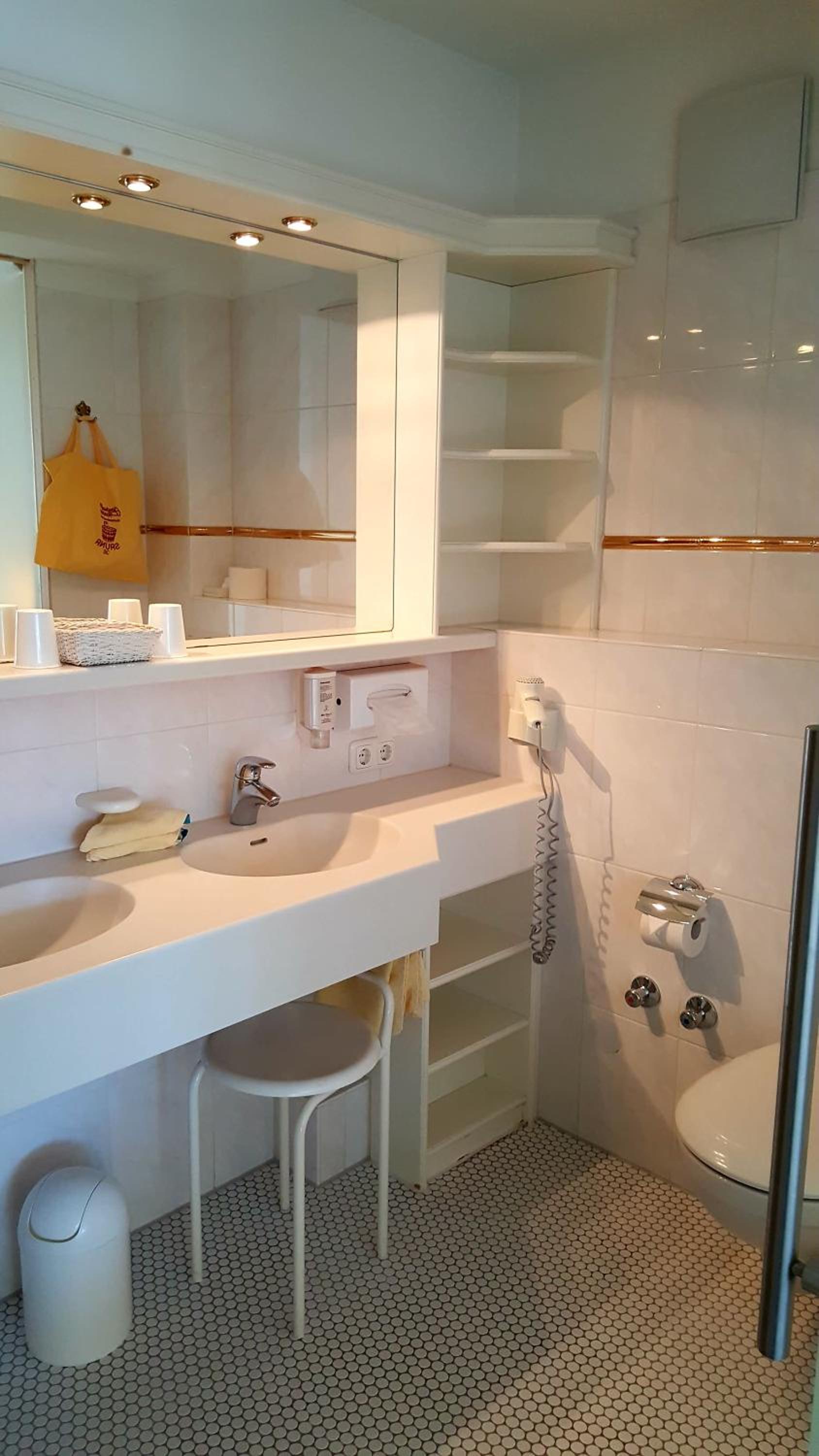 Deluxe Double Room with Balcony - Photo 14