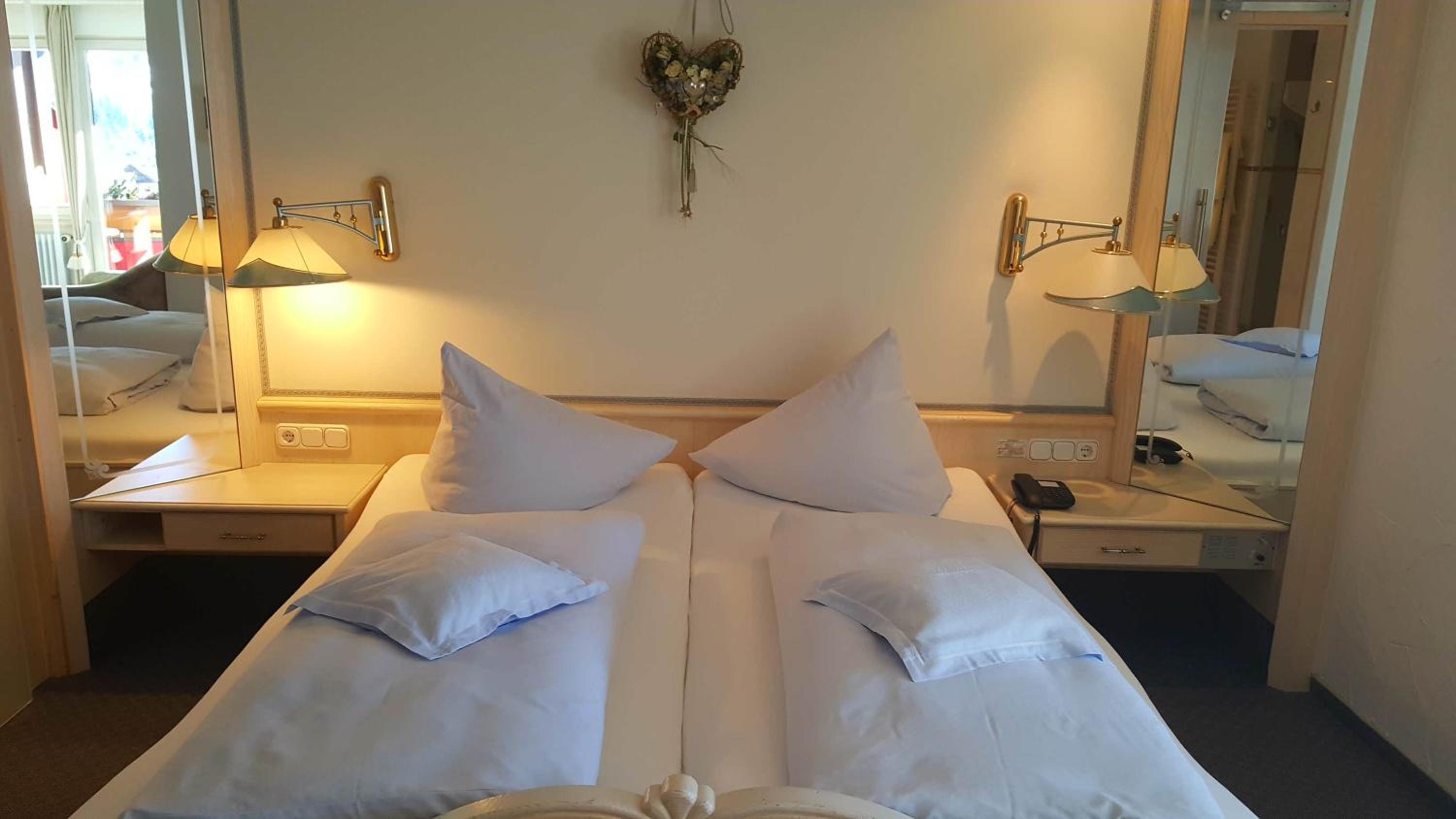 Deluxe Double Room with Balcony - Photo 13