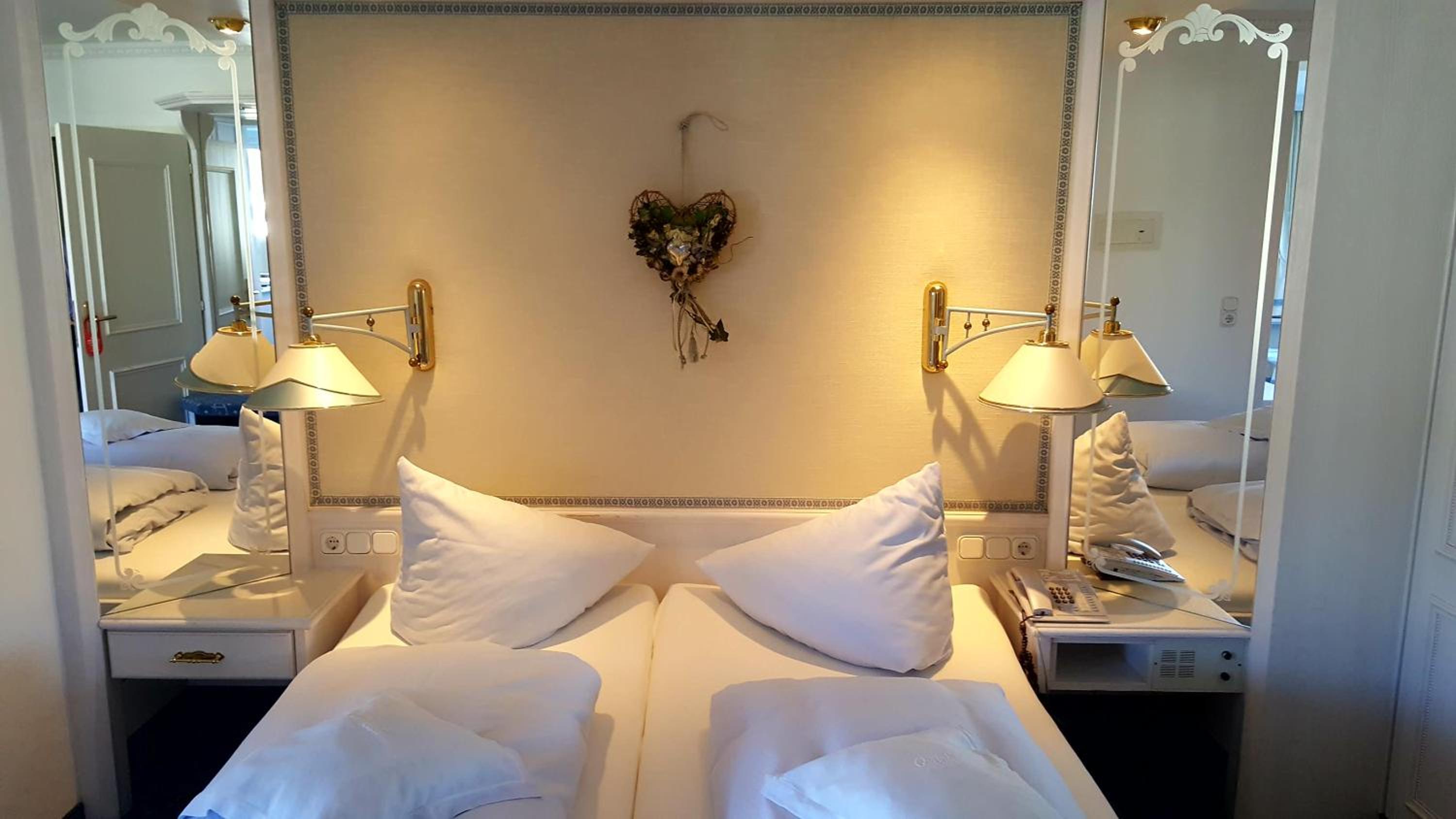Deluxe Double Room with Balcony - Photo 12