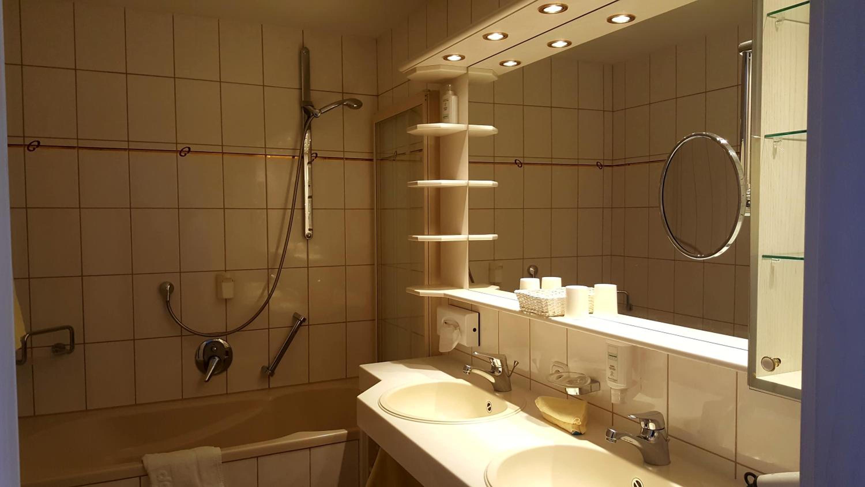 Deluxe Double Room with Balcony - Photo 9