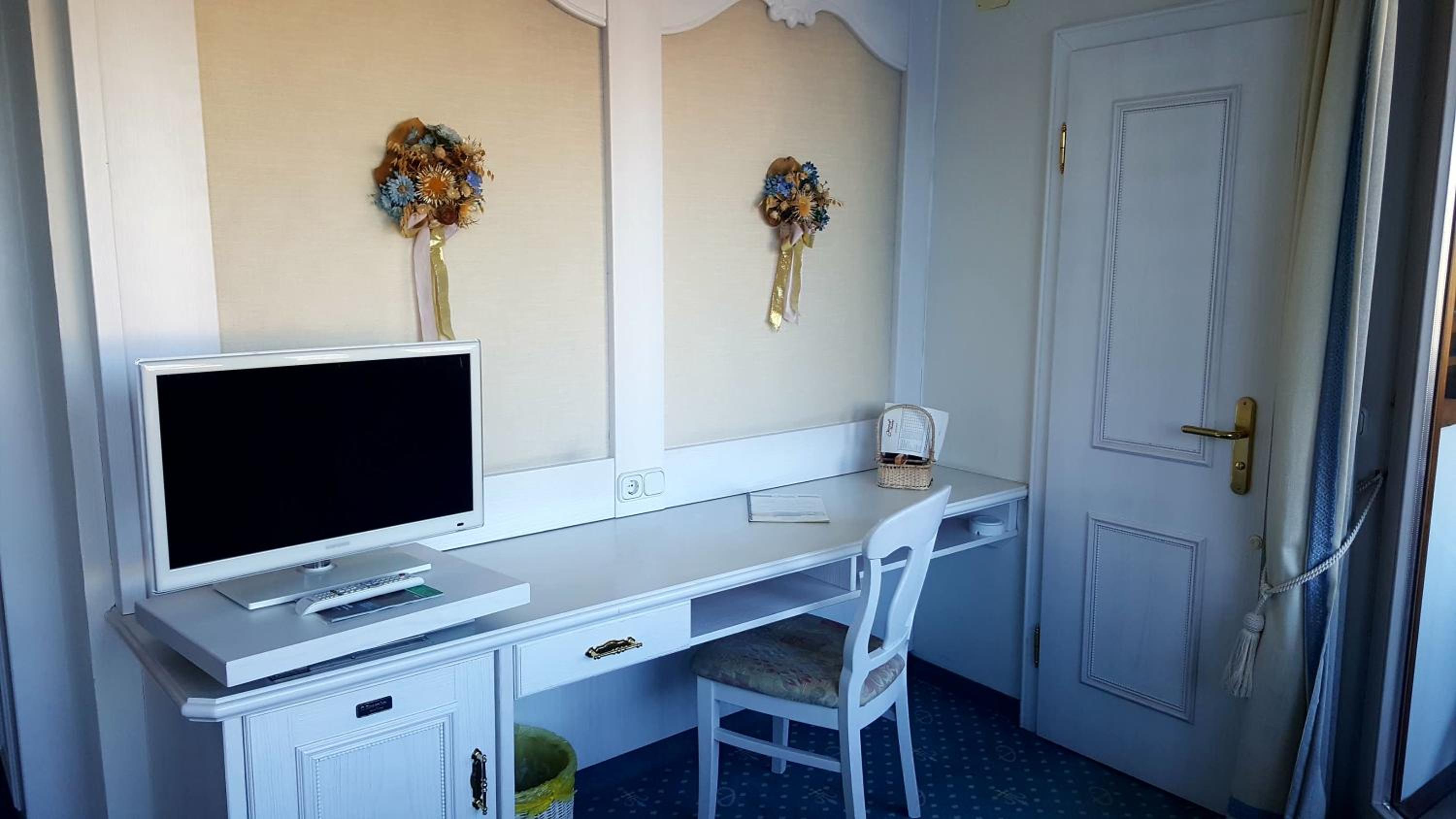 Deluxe Double Room with Balcony - Photo 8