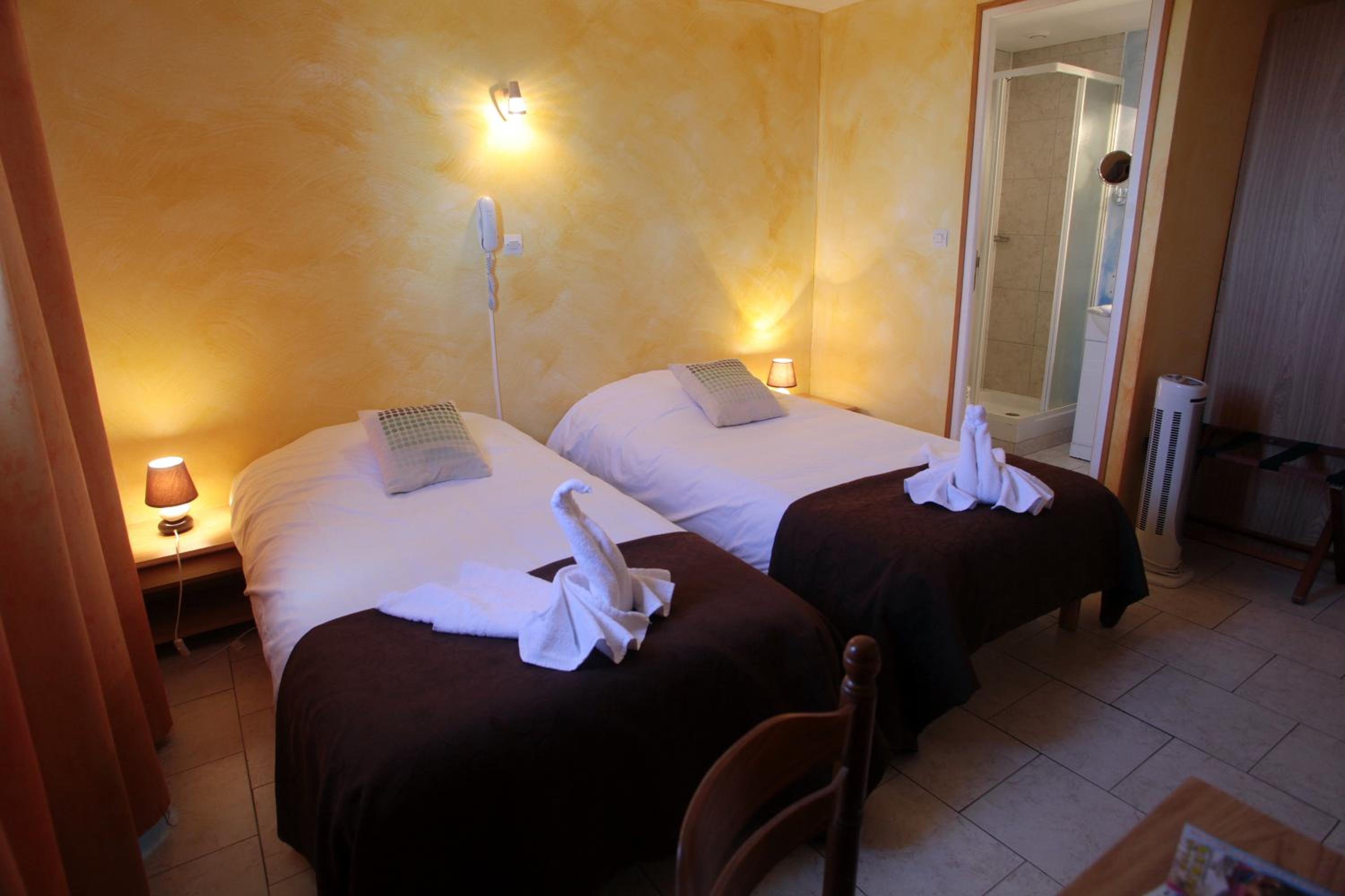 Standard Twin Room - Photo 3