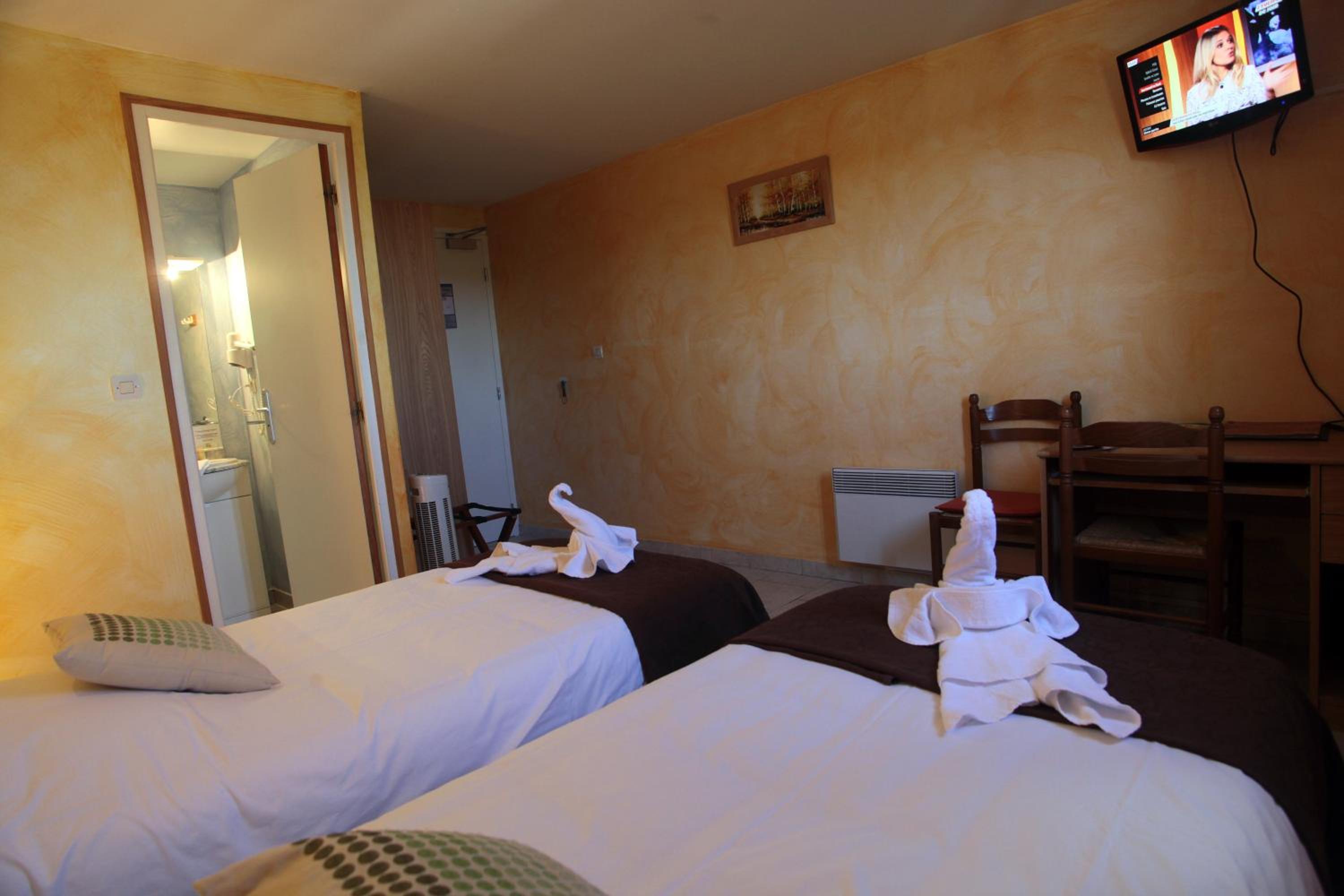 Standard Twin Room - Photo 1