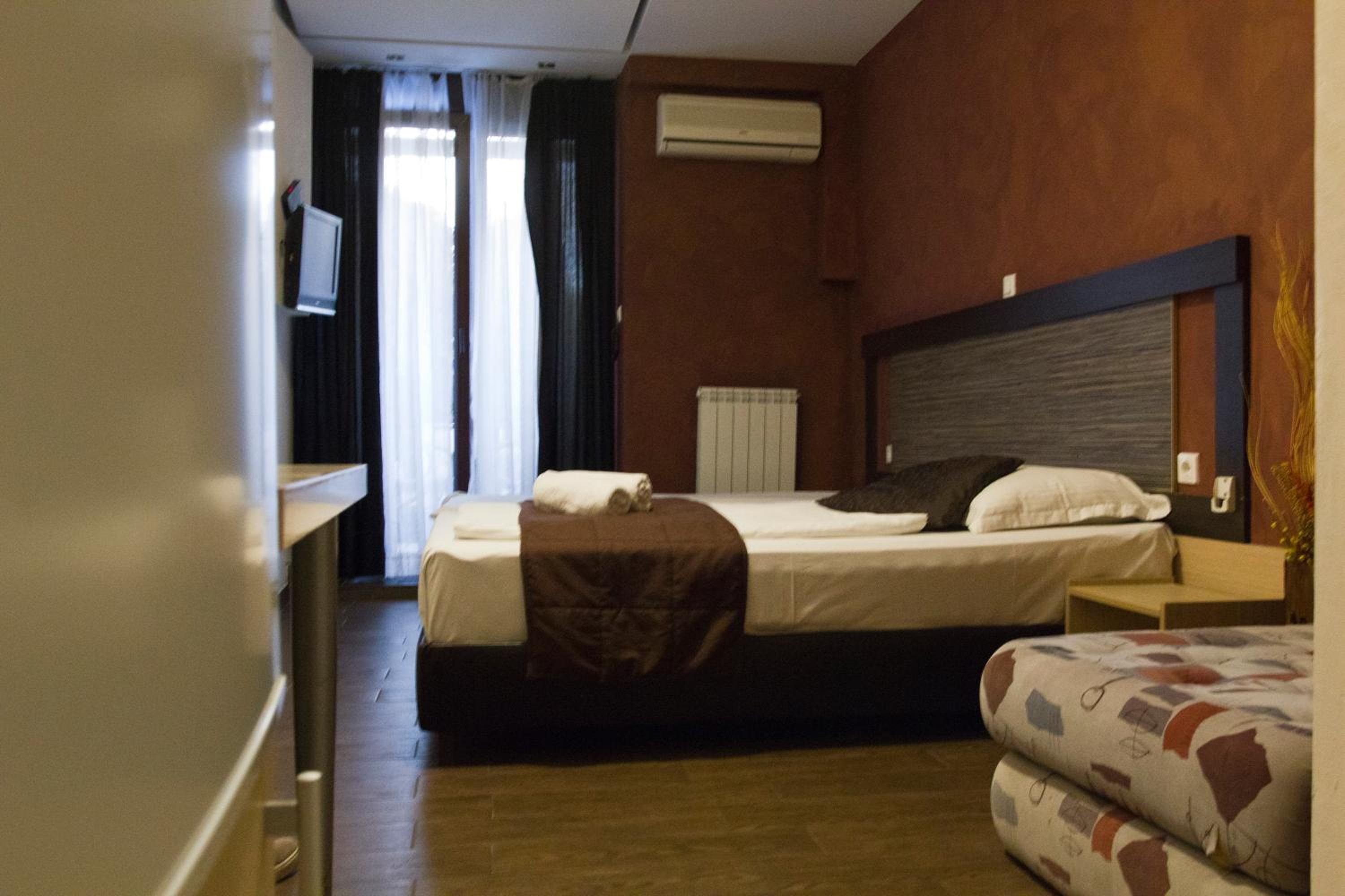 Double or Twin Room with Balcony - Photo 29