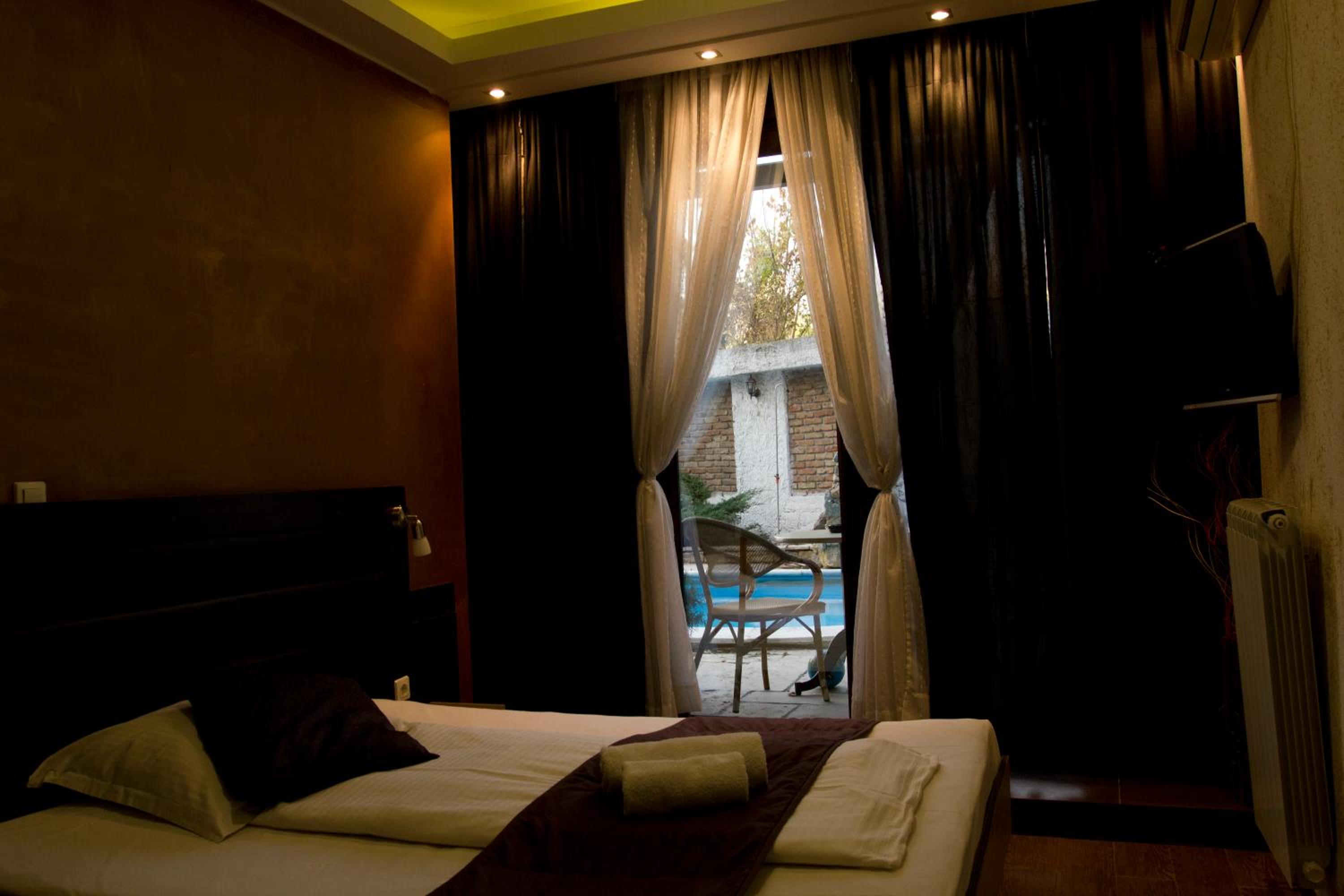 Double or Twin Room with Balcony - Photo 18