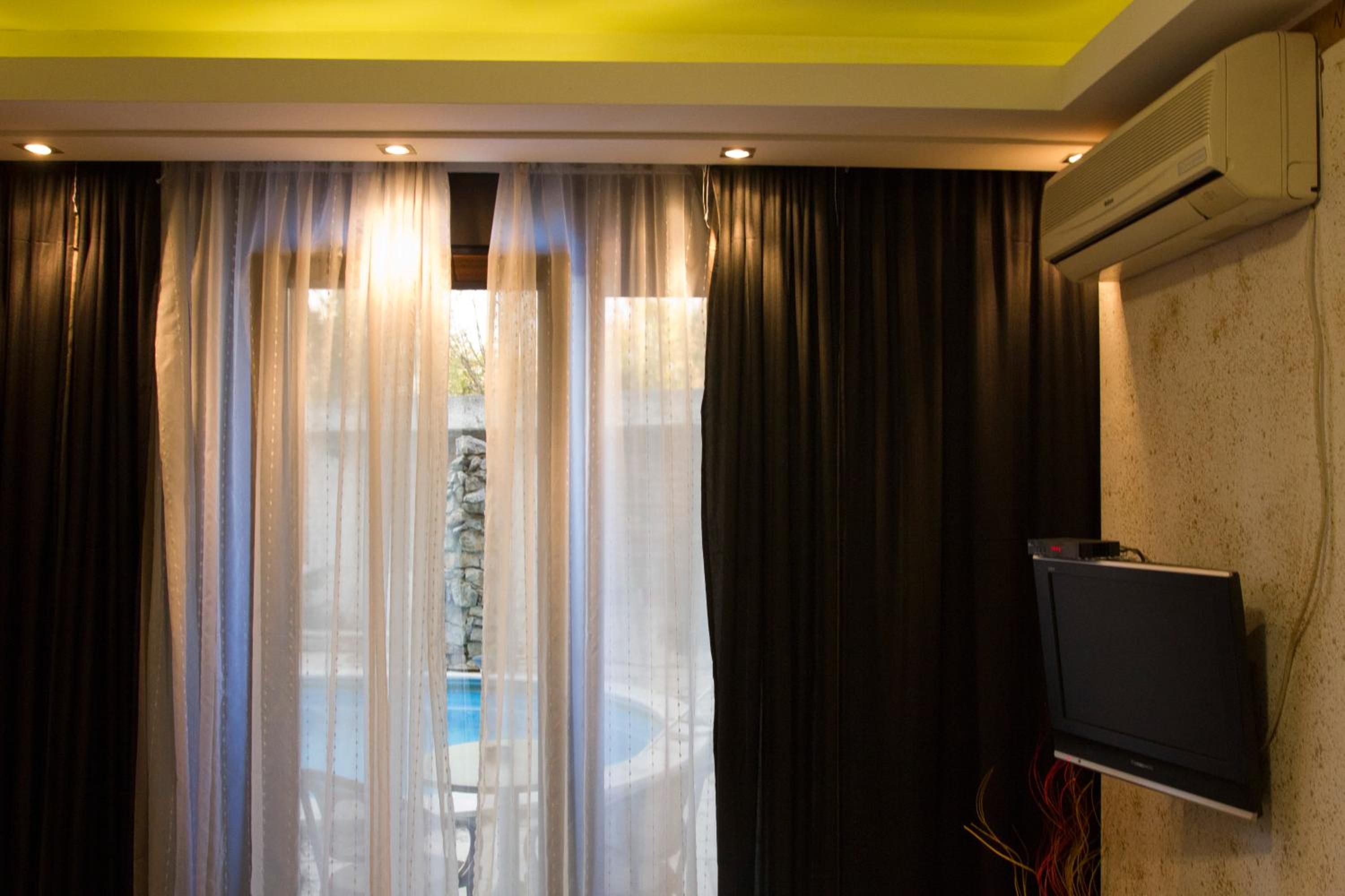 Double or Twin Room with Balcony - Photo 17